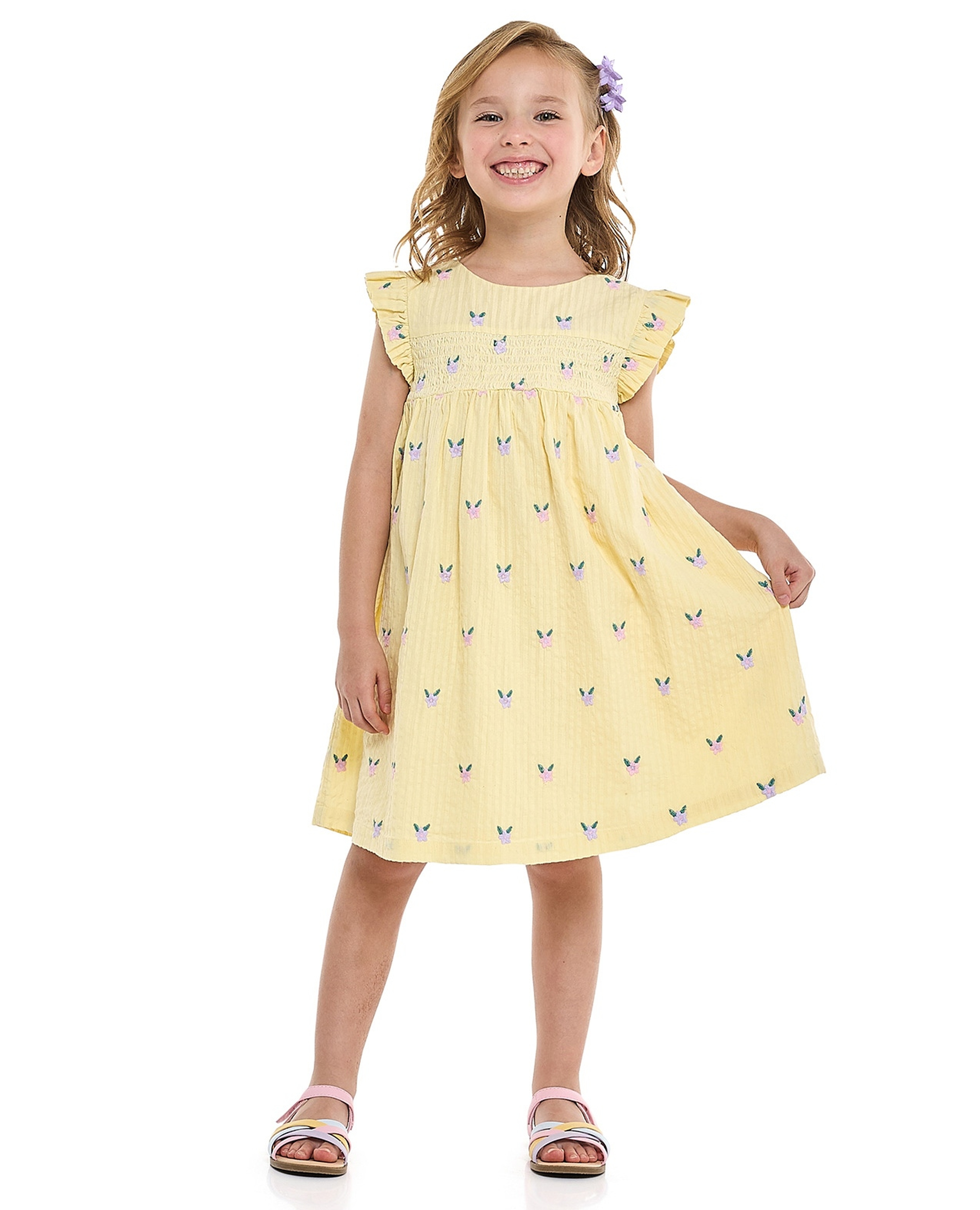 فستان مطرز بقصة واسعة برقبة مستديرة وأكمام مكشكشة