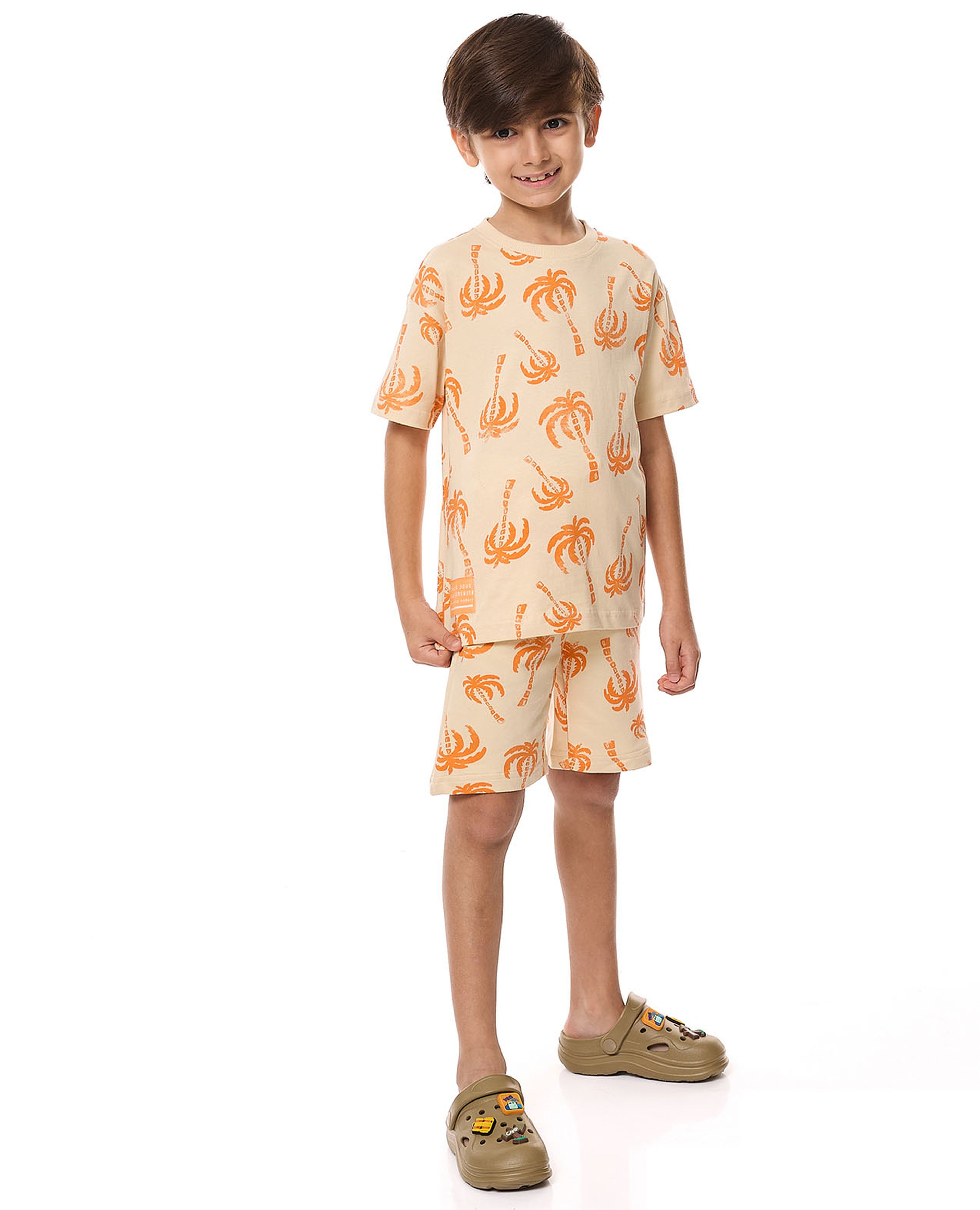 طقم تيشيرت بطبعة مع شورت