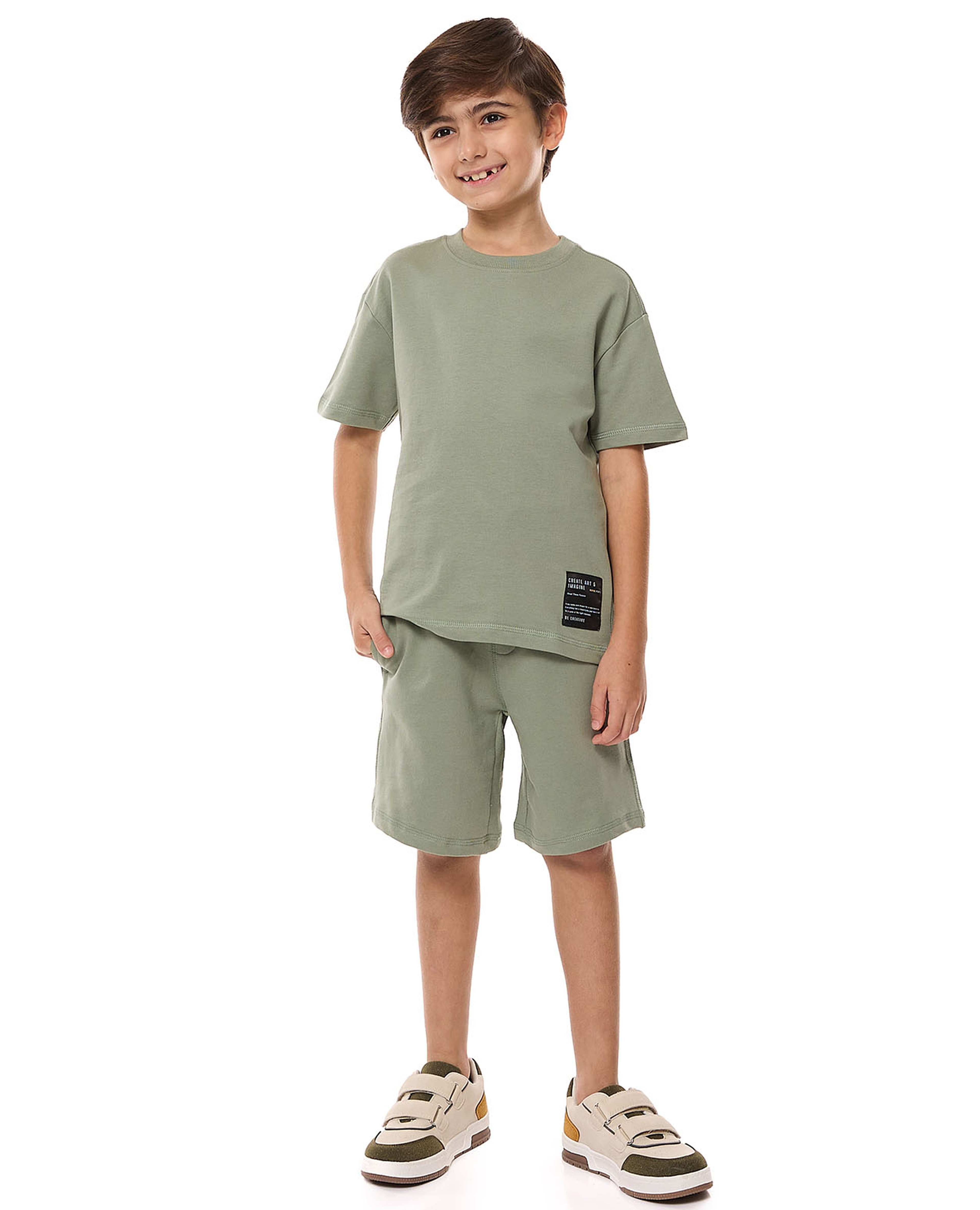 طقم تيشيرت بنقشة بارز مع شورت