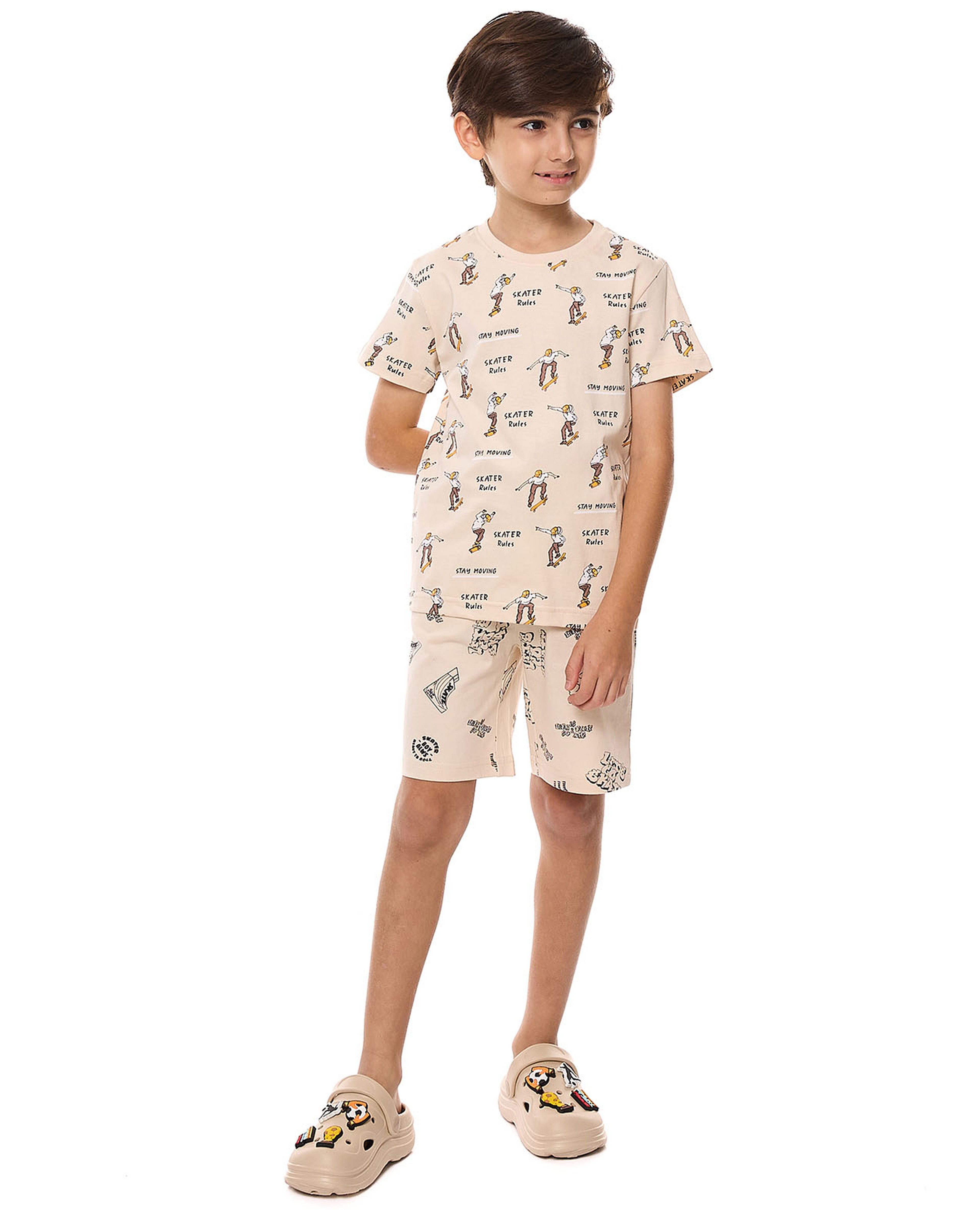 تيشيرت بطبعة بياقة مستديرة وأكمام قصيرة