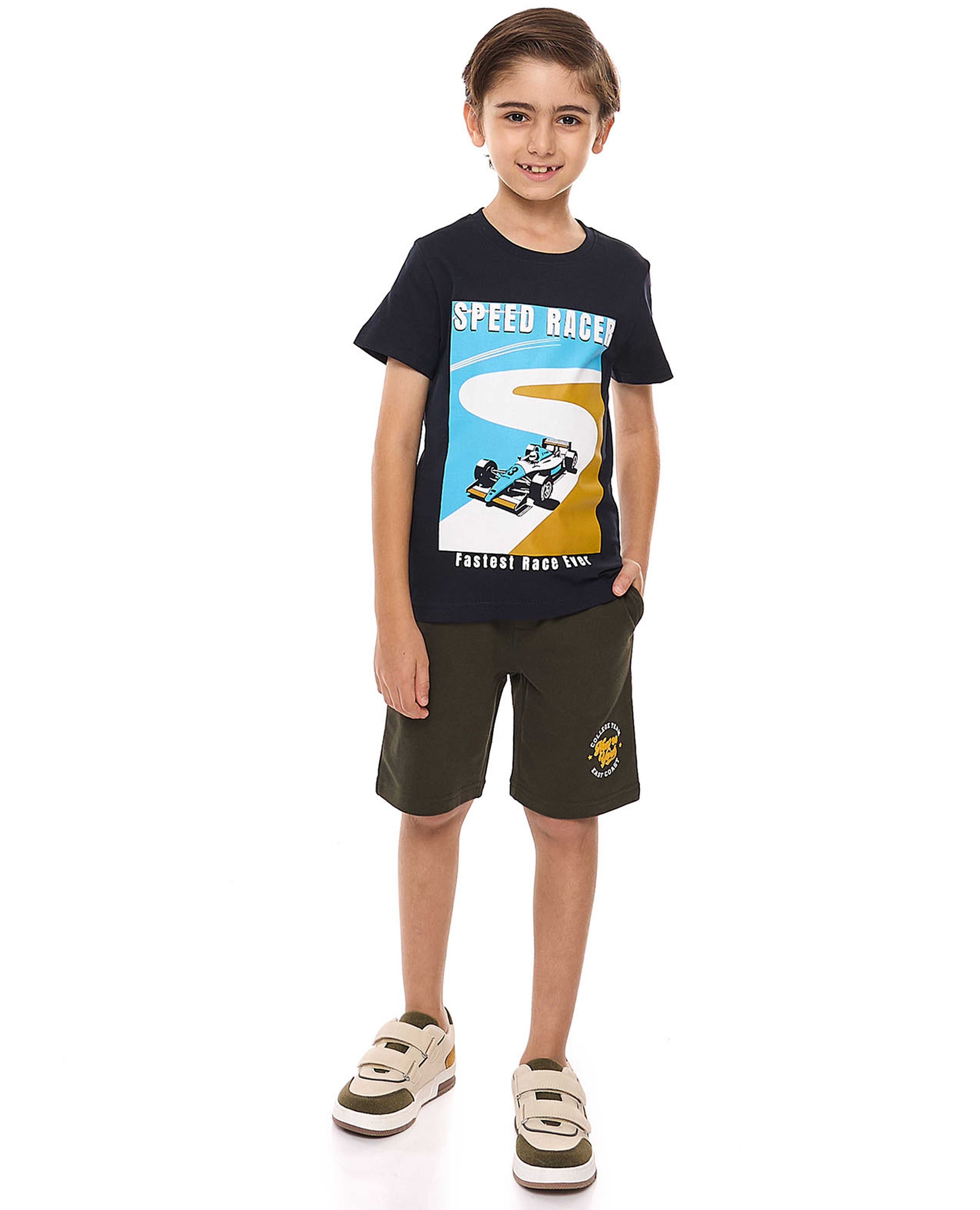 تيشيرت بطبعة وياقة مستديرة وأكمام قصيرة