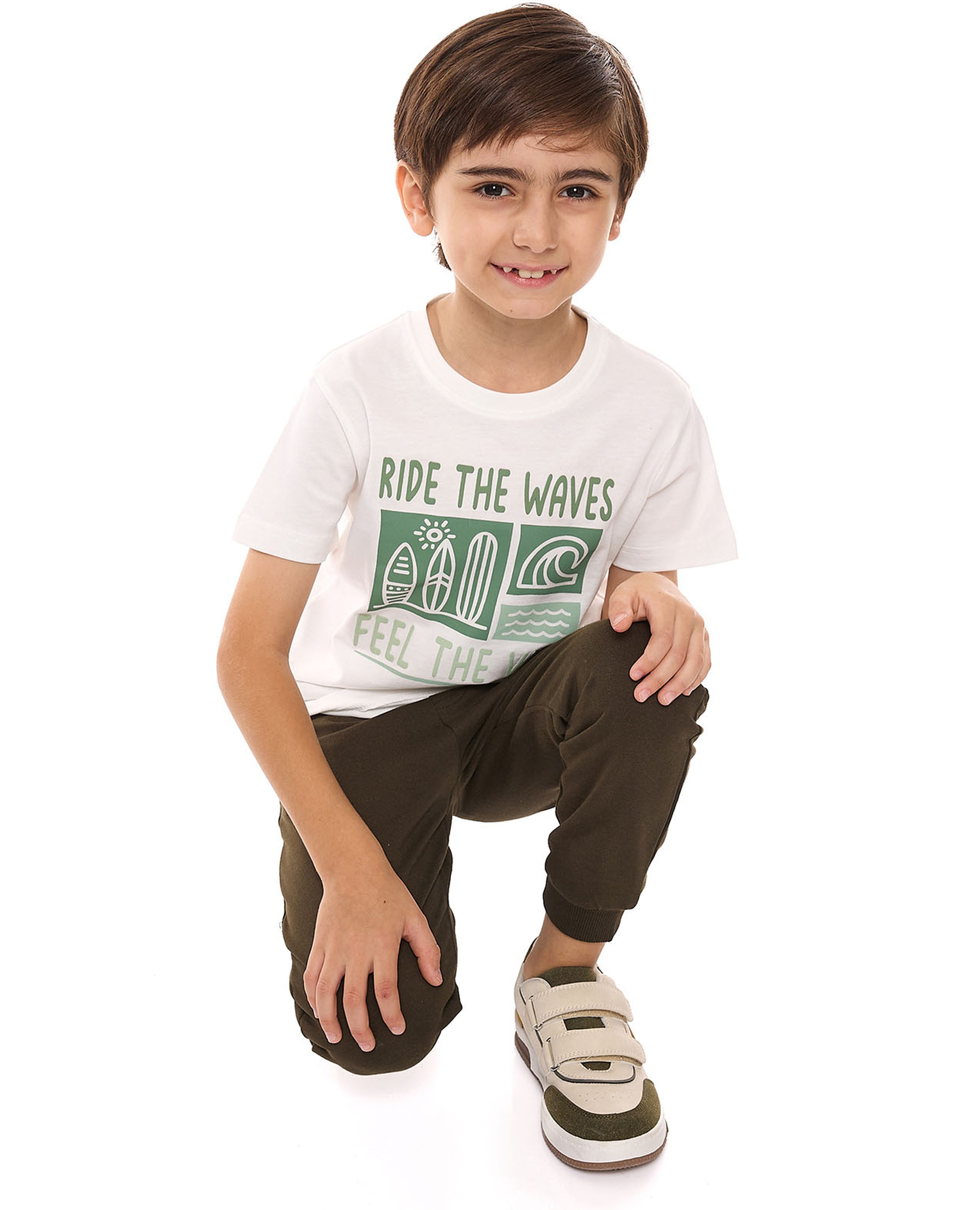 تيشيرت بطبعة بياقة مستديرة وأكمام قصيرة