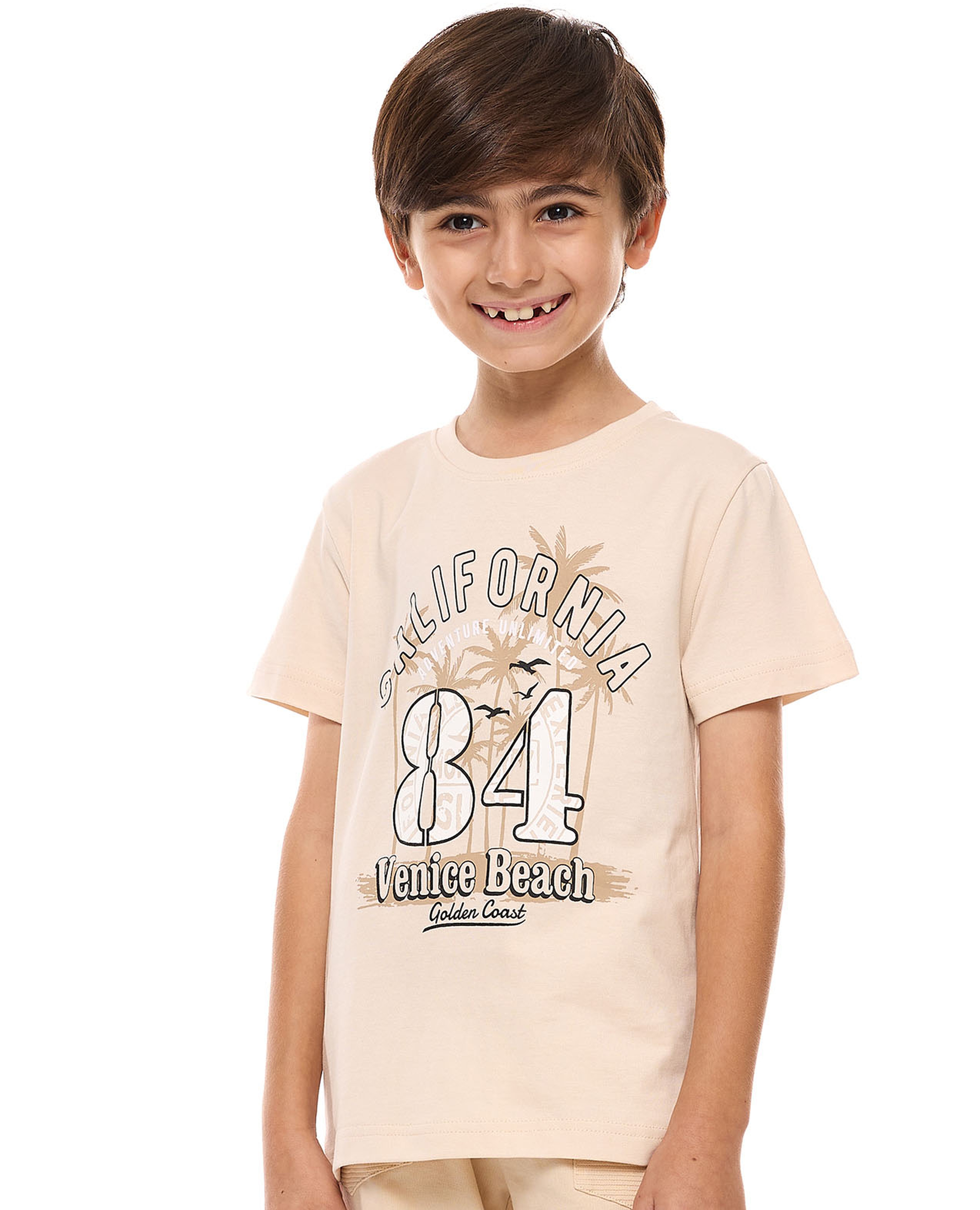 تيشيرت بطبعة وياقة مستديرة وأكمام قصيرة