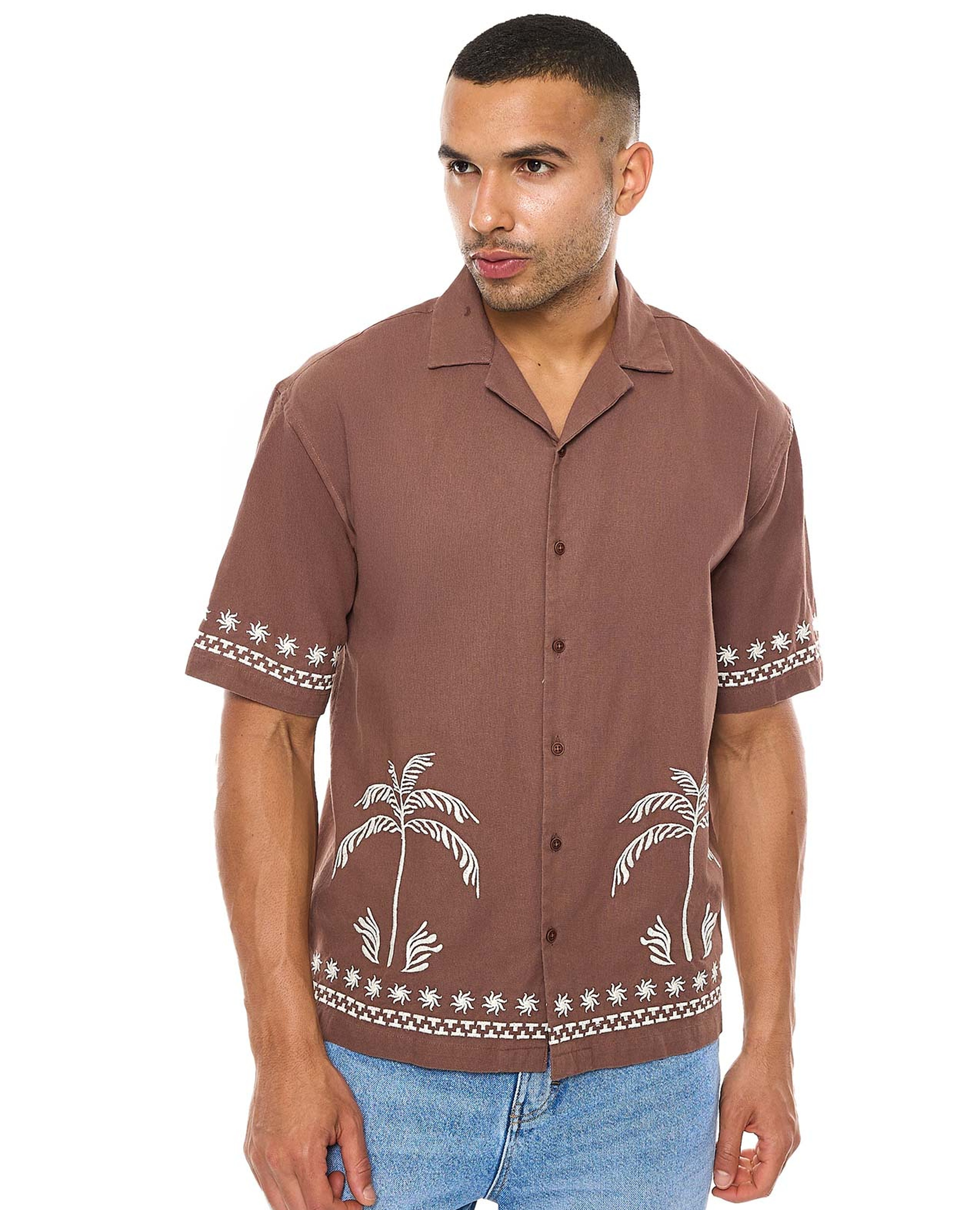 قميص مطرز بياقة ريفير وأكمام قصيرة