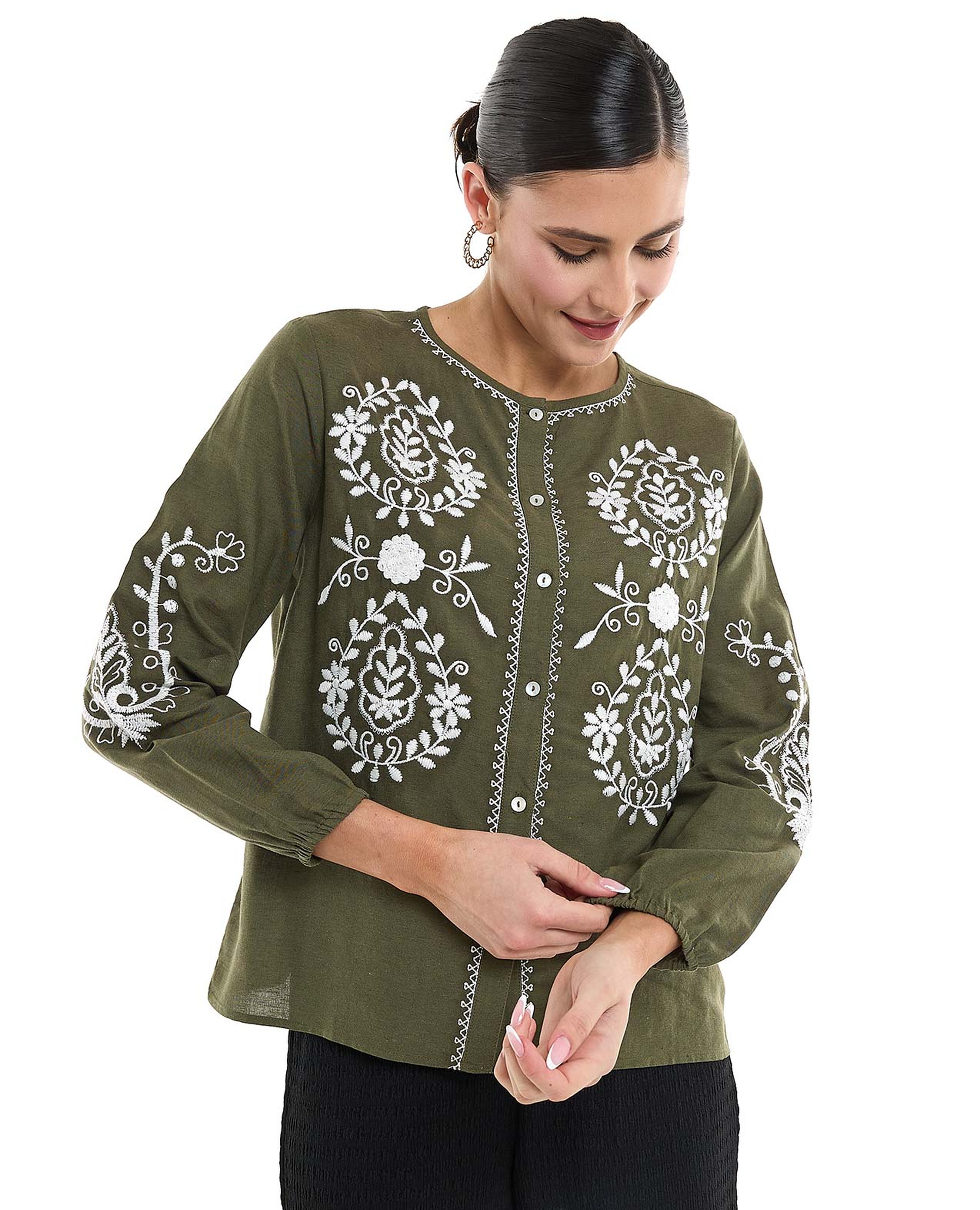 توب مطرز برقبة دائرية وأكمام طويلة