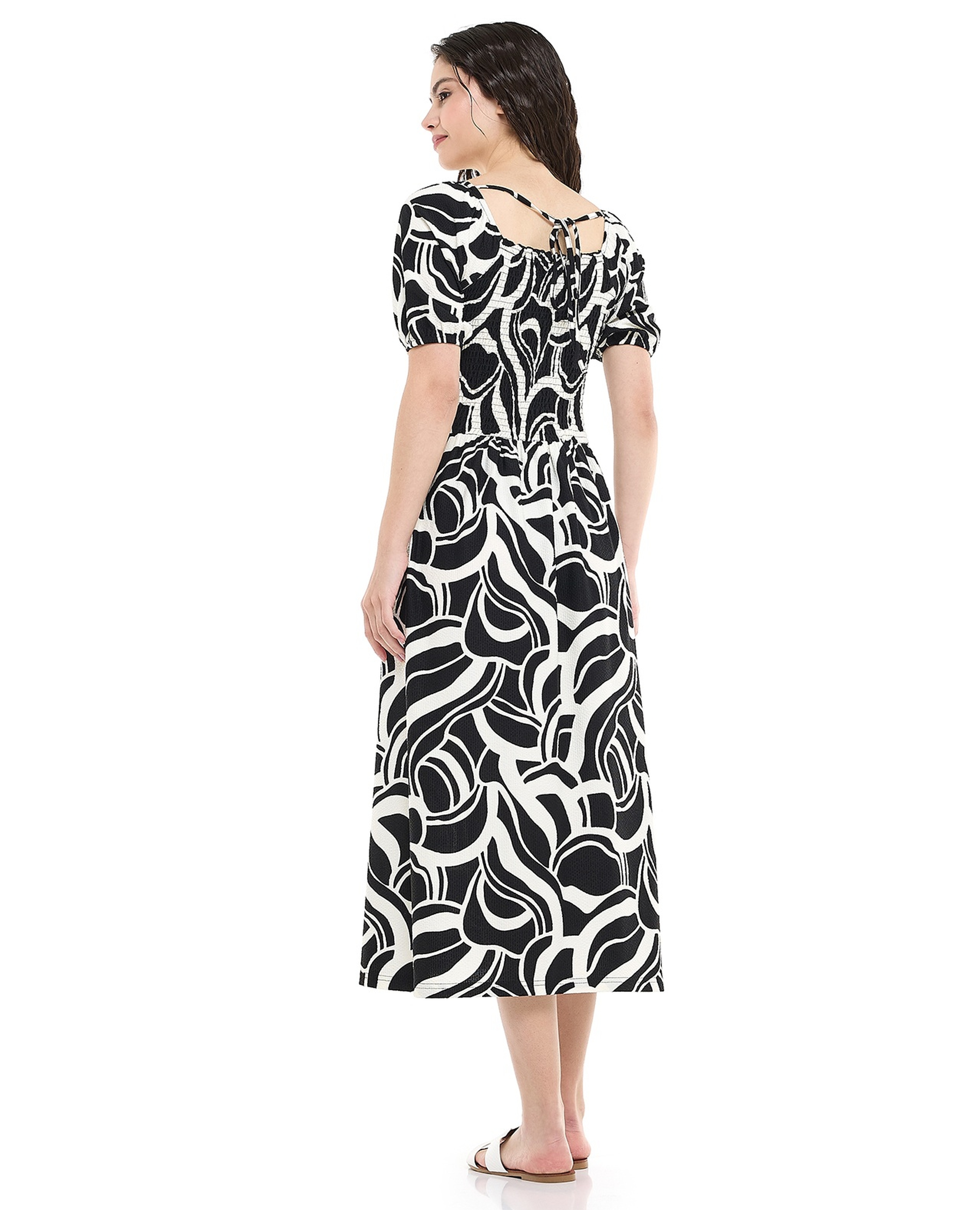 فستان ميدي بطبعة وياقة مربعة وأكمام منفوخة