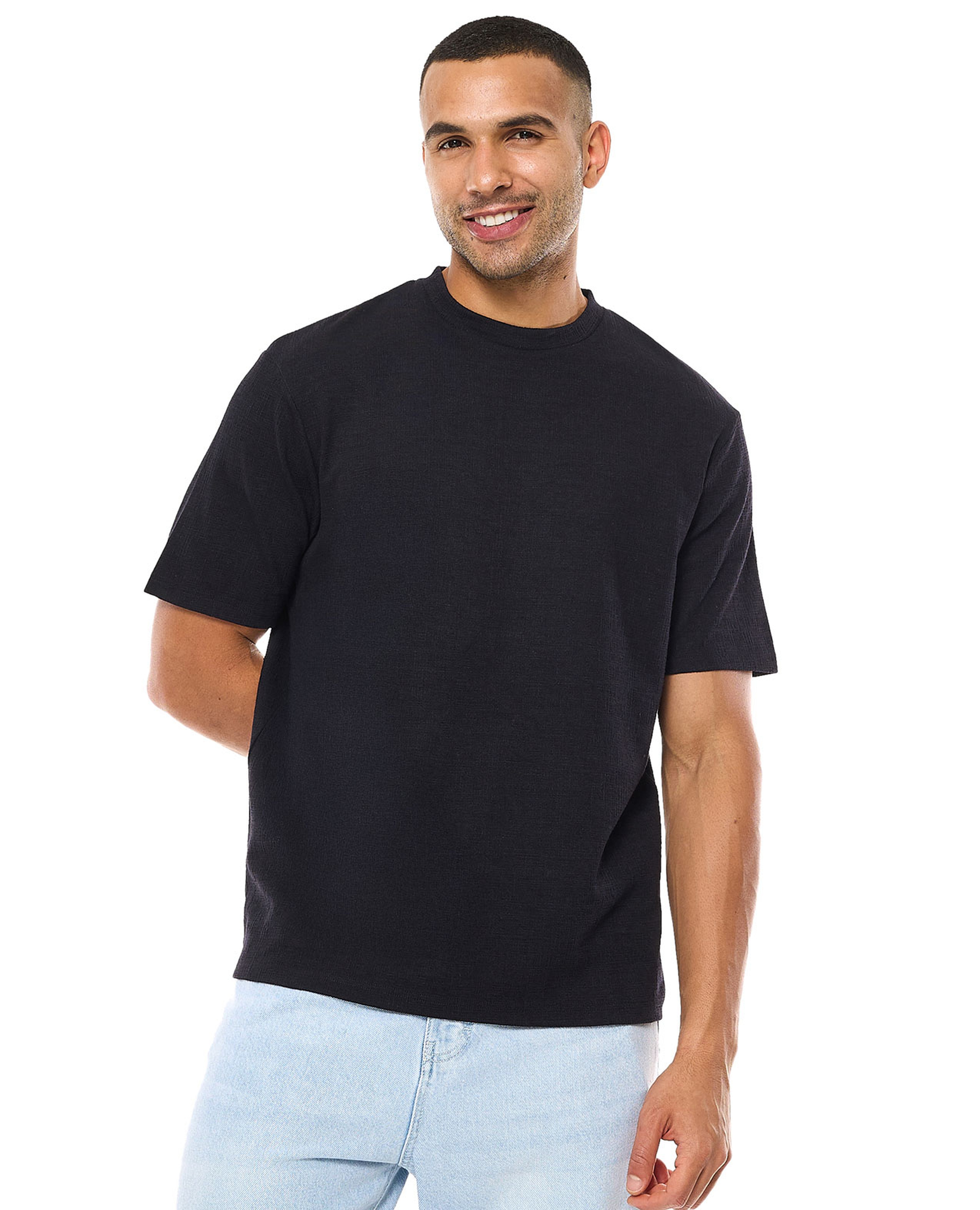 تيشيرت مزخرف برقبة مستديرة وأكمام قصيرة