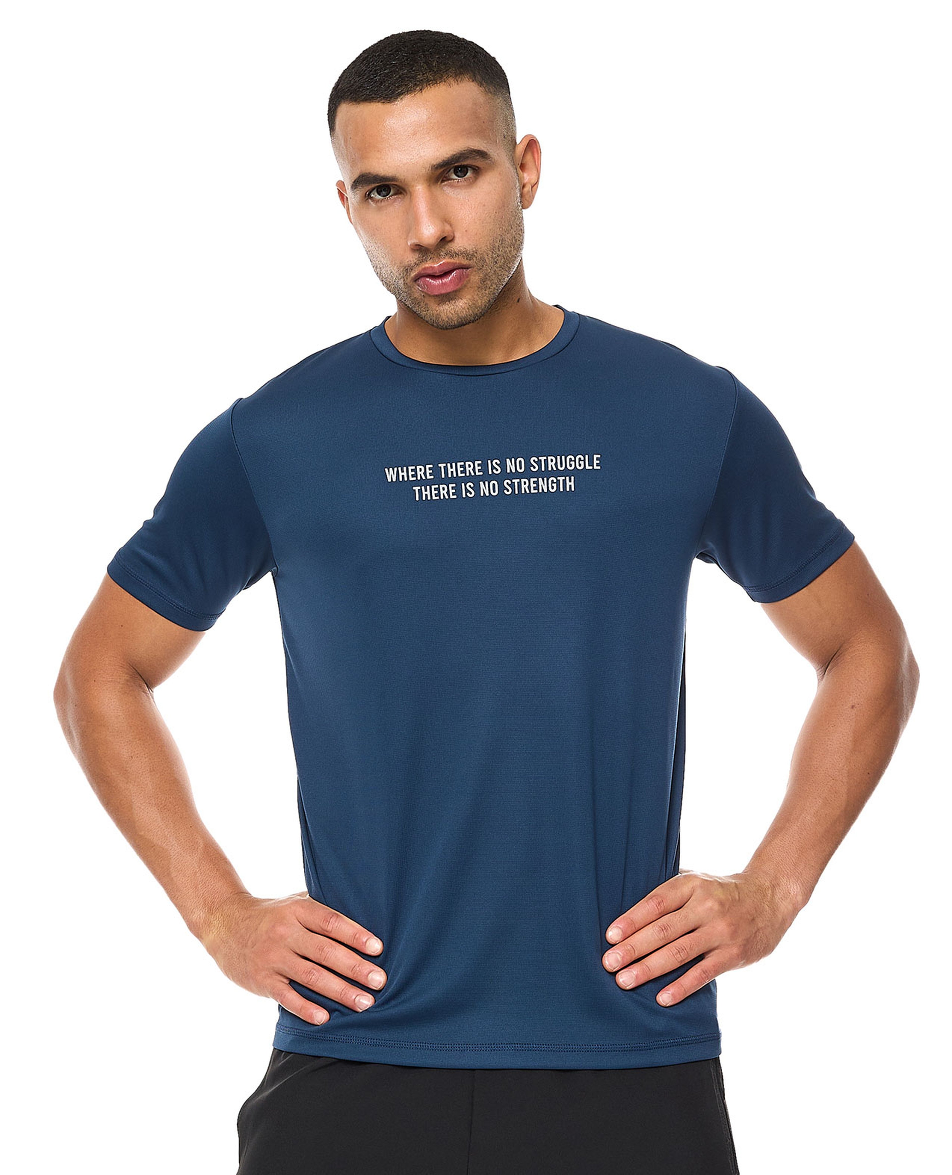 تيشيرت رياضي بطبعة برقبة مستديرة وأكمام قصيرة