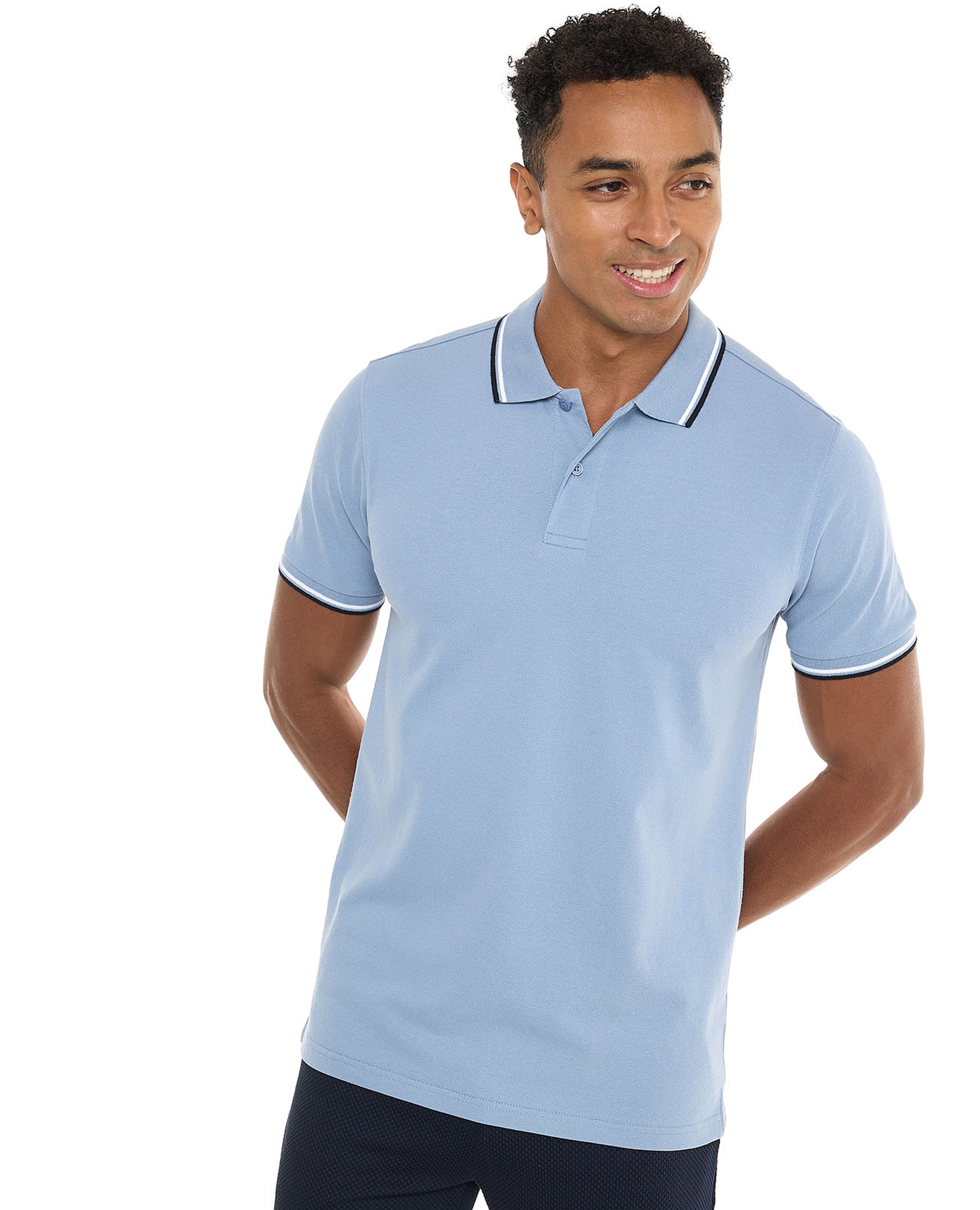 تيشيرت بولو بأطراف متباينة وأكمام قصيرة