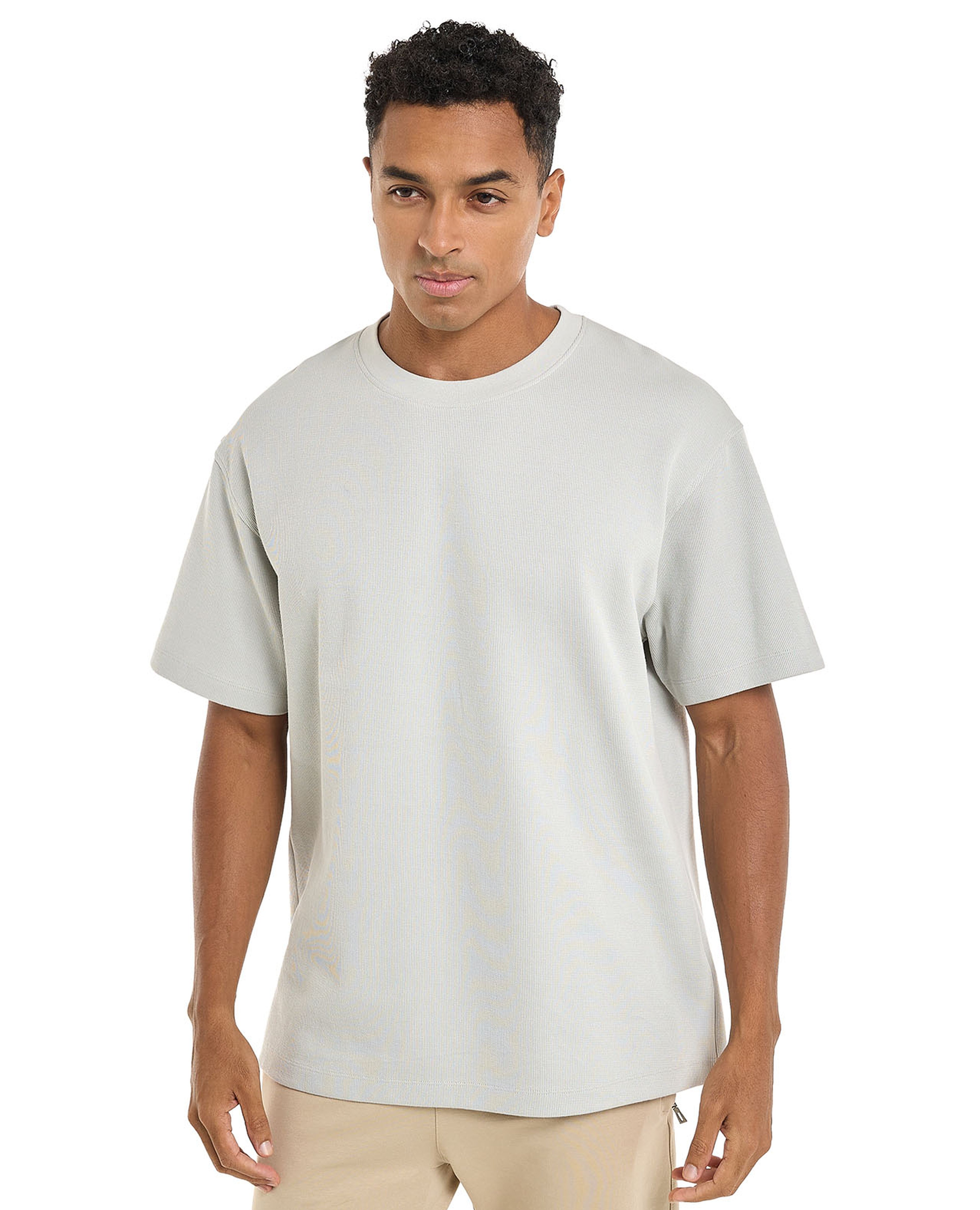 تيشيرت بياقة مستديرة وأكمام قصيرة