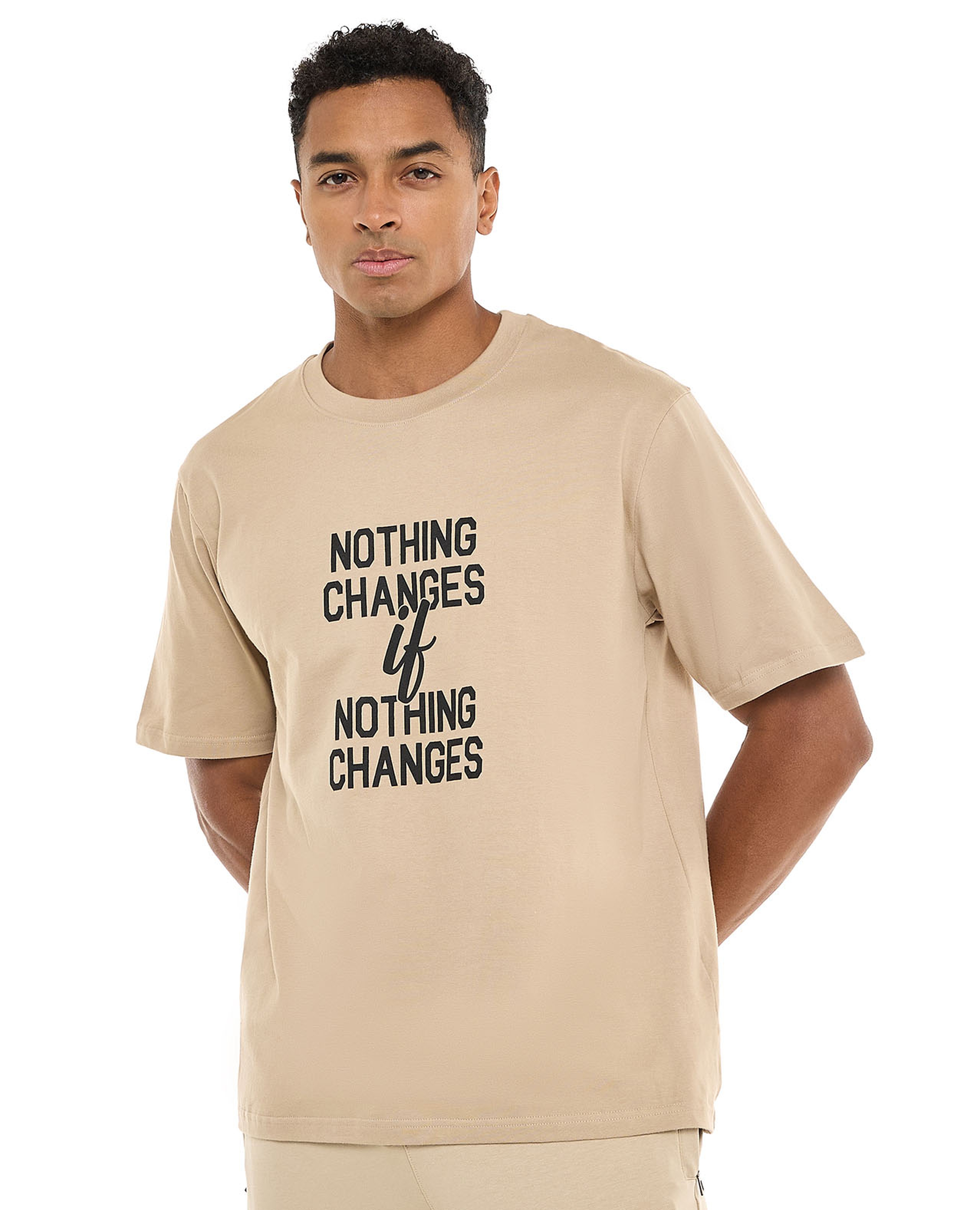 تيشيرت بياقة مستديرة وأكمام قصيرة وطبعة