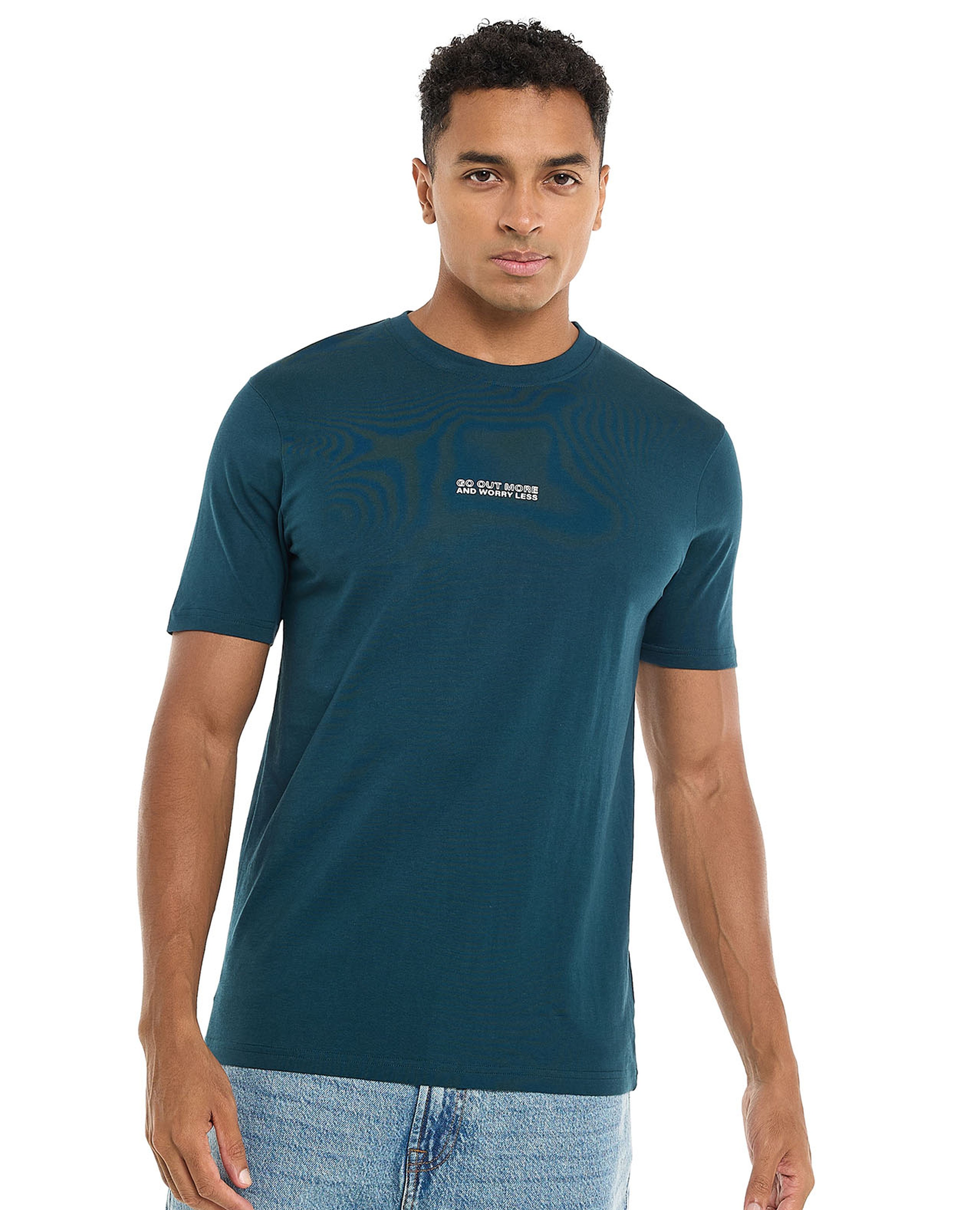 تيشيرت بياقة مستديرة وأكمام قصيرة وطبعة