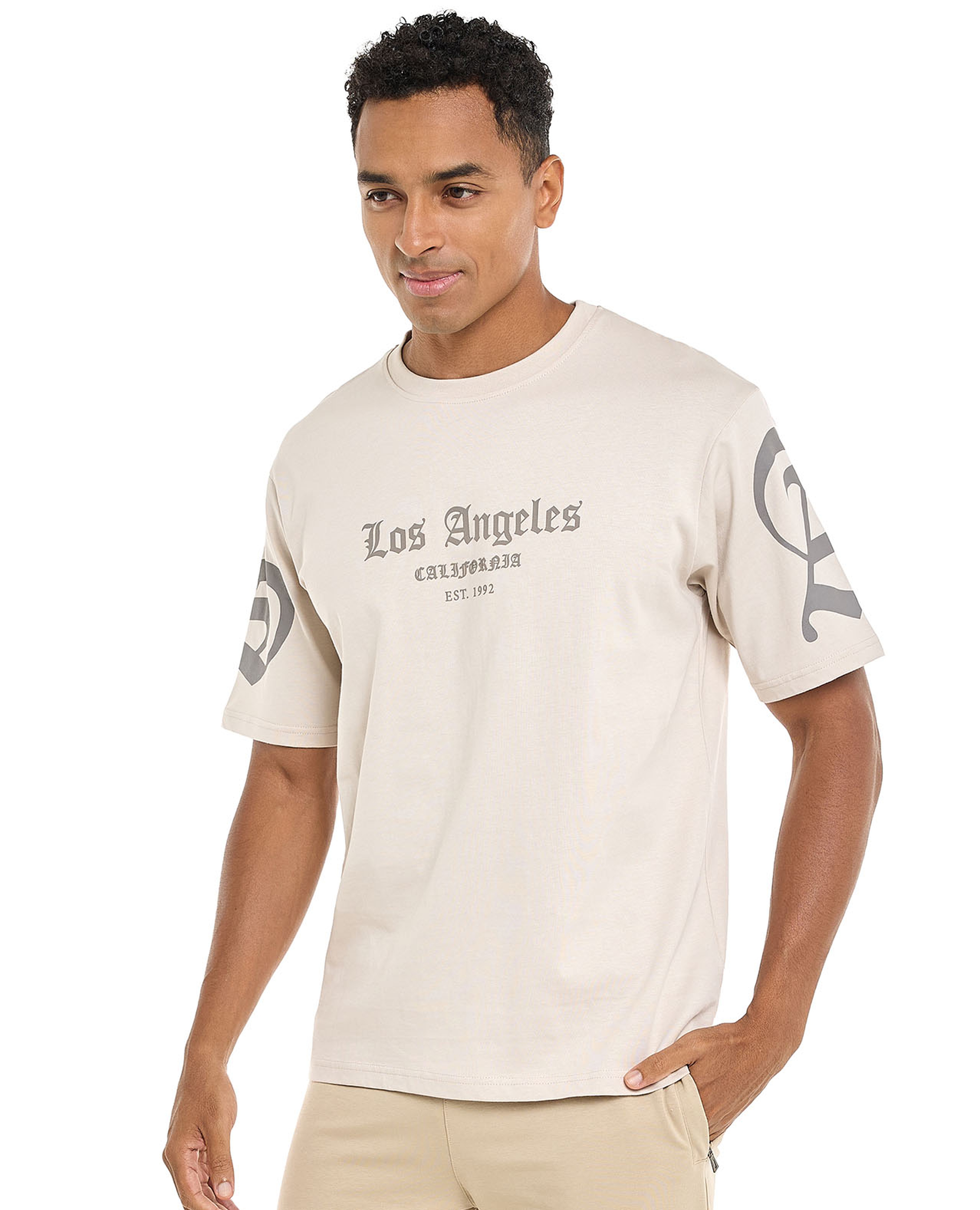 تيشيرت بياقة مستديرة وأكمام قصيرة وطبعة