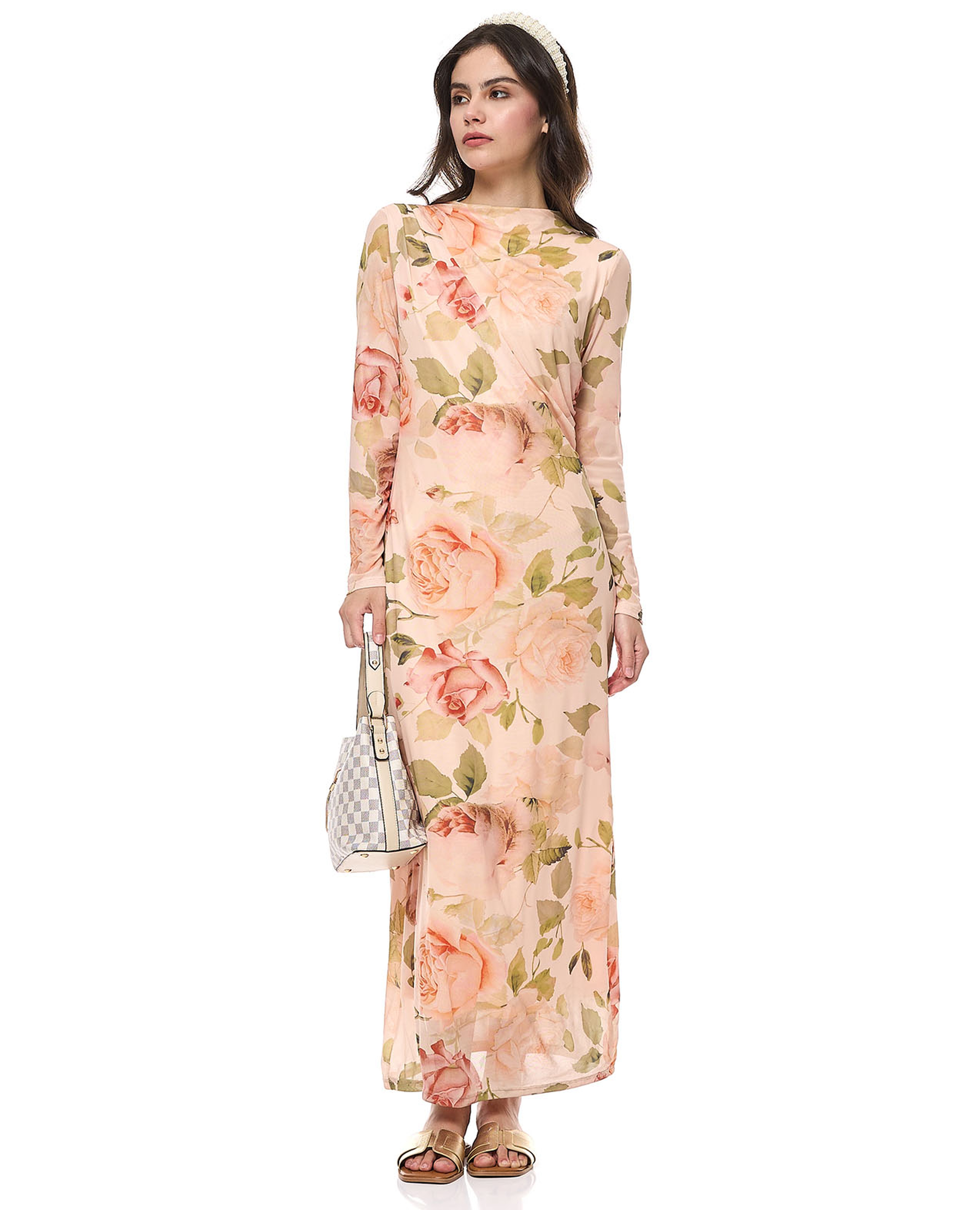 فستان ماكسي بطبعة الورود بياقة ملتفة وبأكمام طويلة