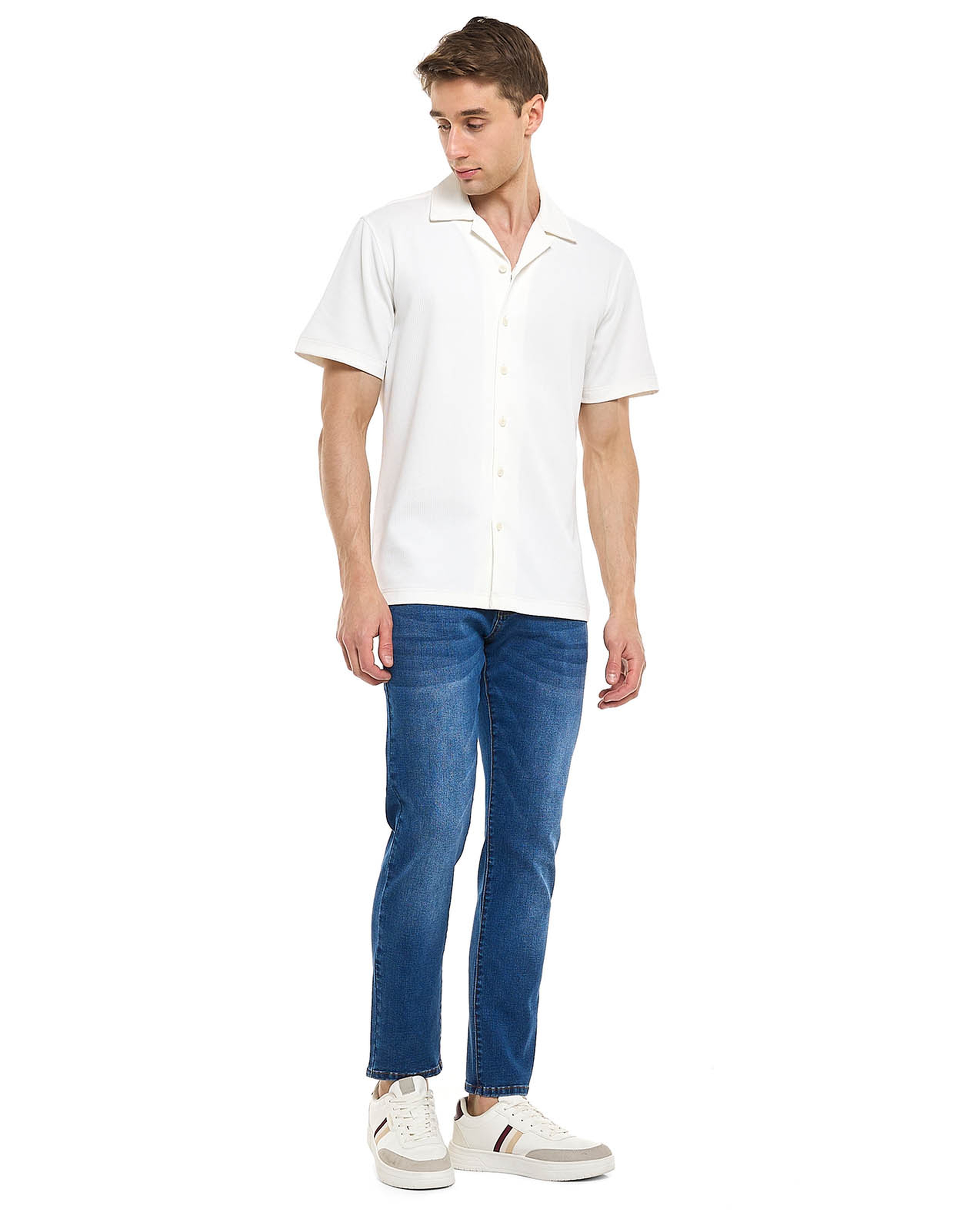 بنطال جينز بقصة ضيقة بزر