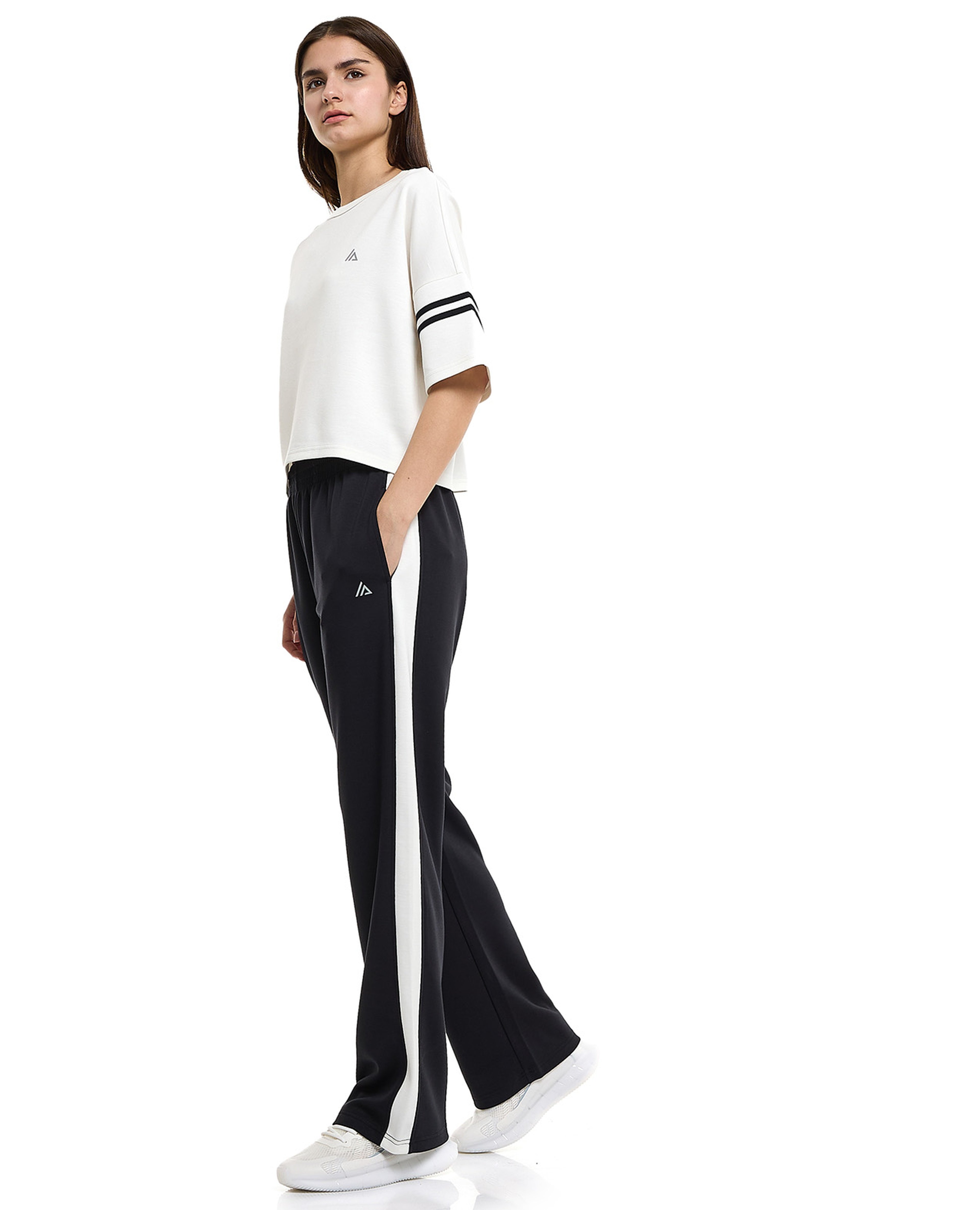 بنطال رياضي بخصر مرن وخطوط جانبية