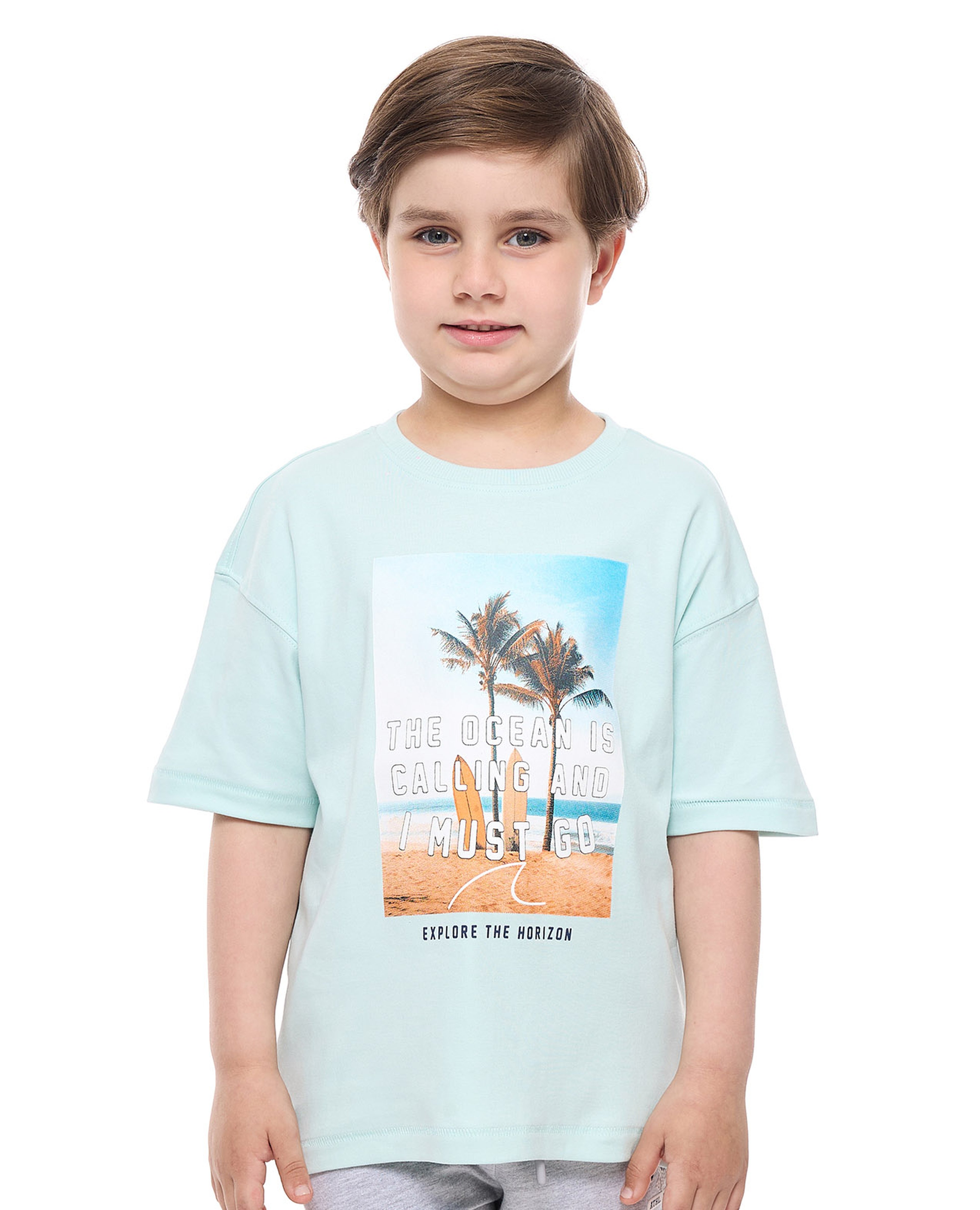 تيشيرت برقبة مستديرة وأكمام قصيرة بطبعة