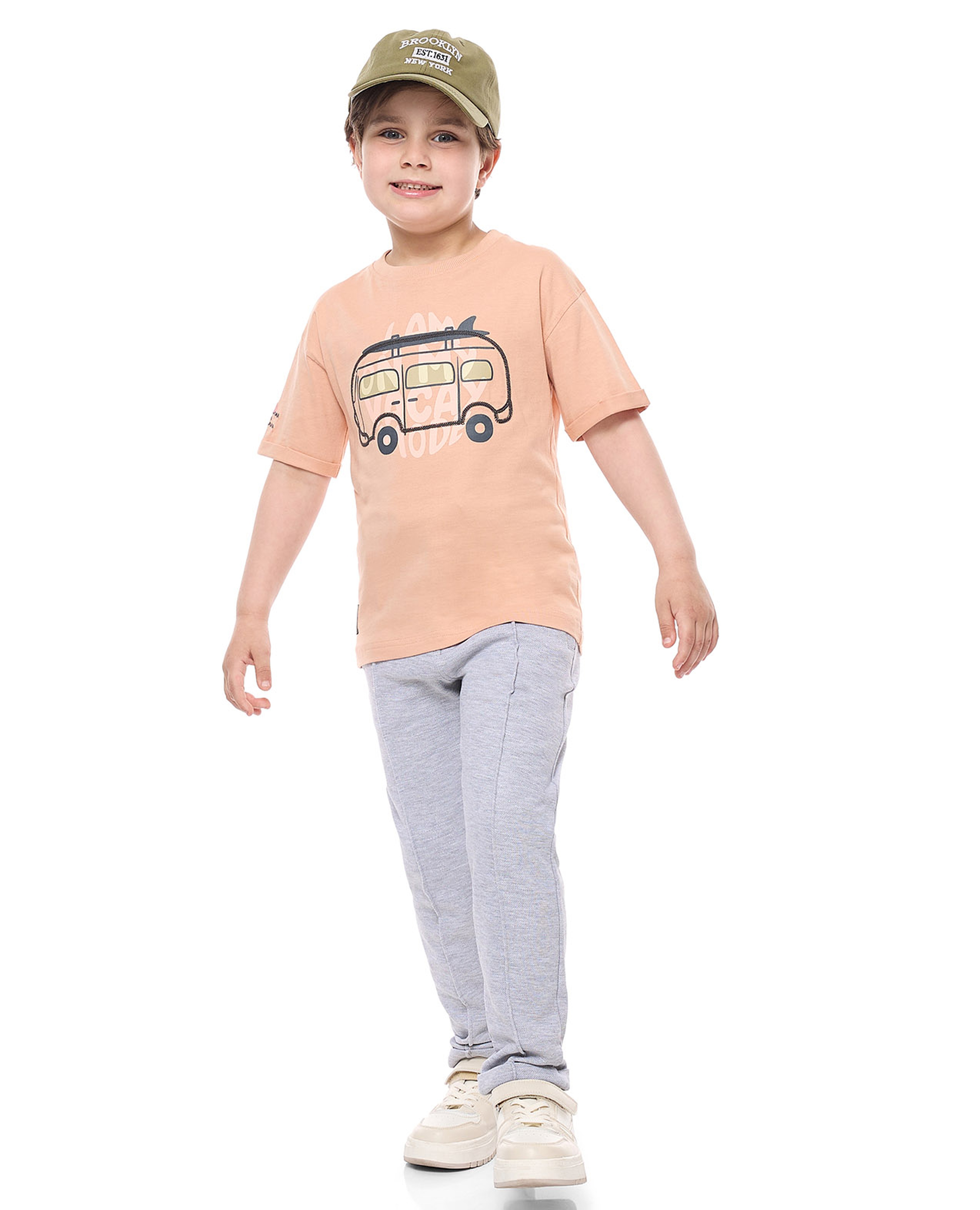 تيشيرت برقبة مستديرة وأكمام قصيرة بطبعة