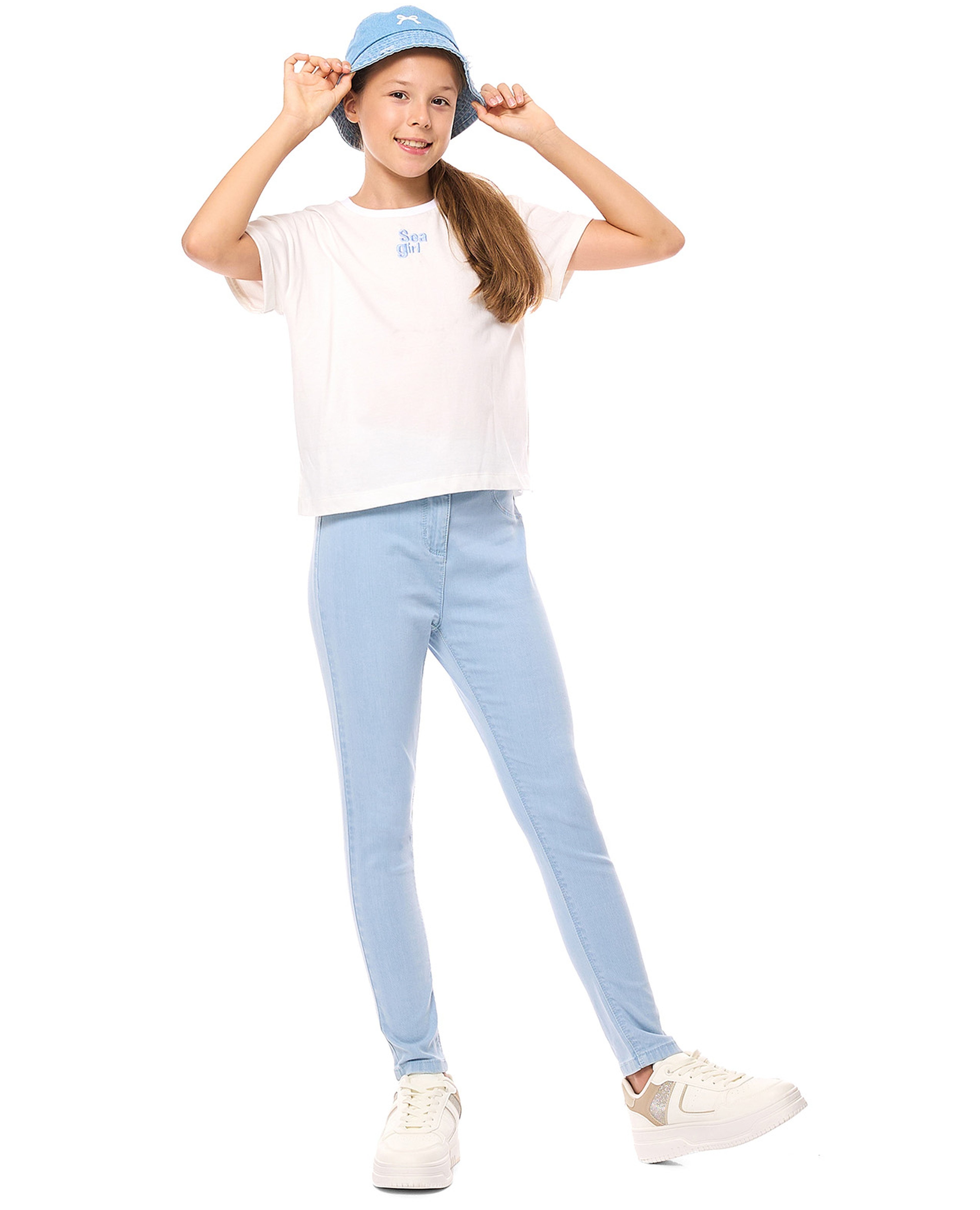 بنطال جينز بقصة ضيقة بزر