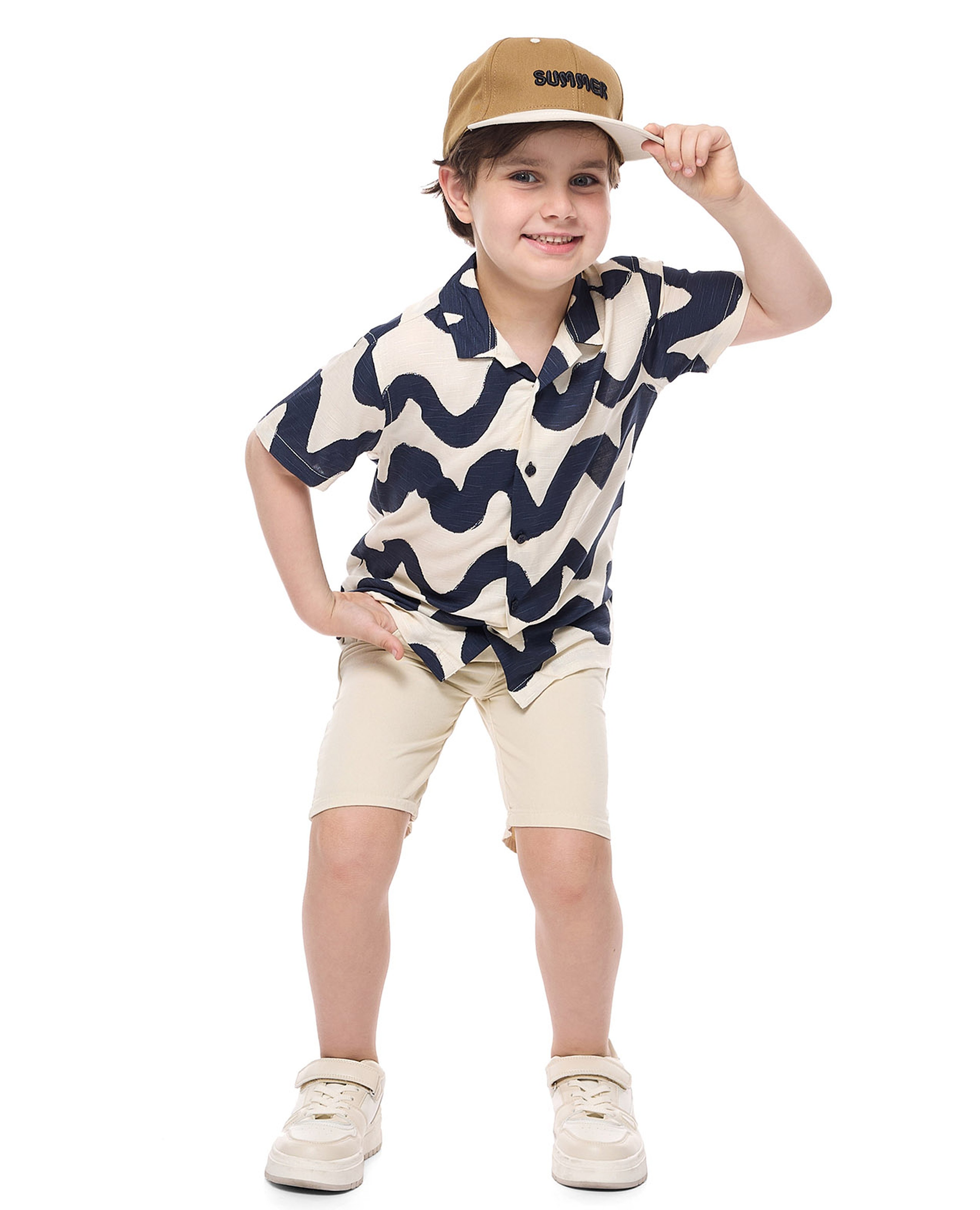 قميص بياقة ريفير وأكمام قصيرة بنقشة