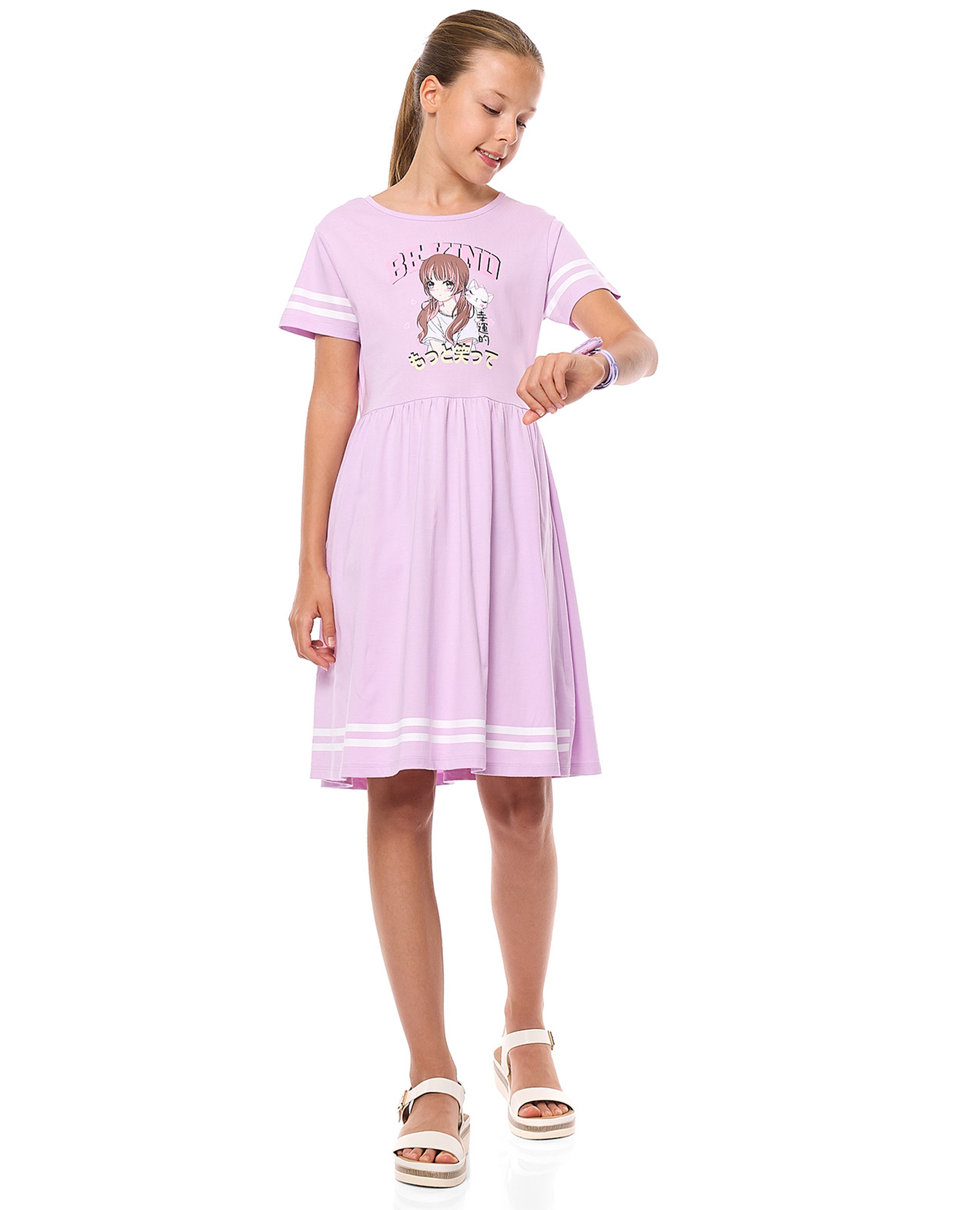 فستان برقبة مستديرة وأكمام قصيرة بطبعة