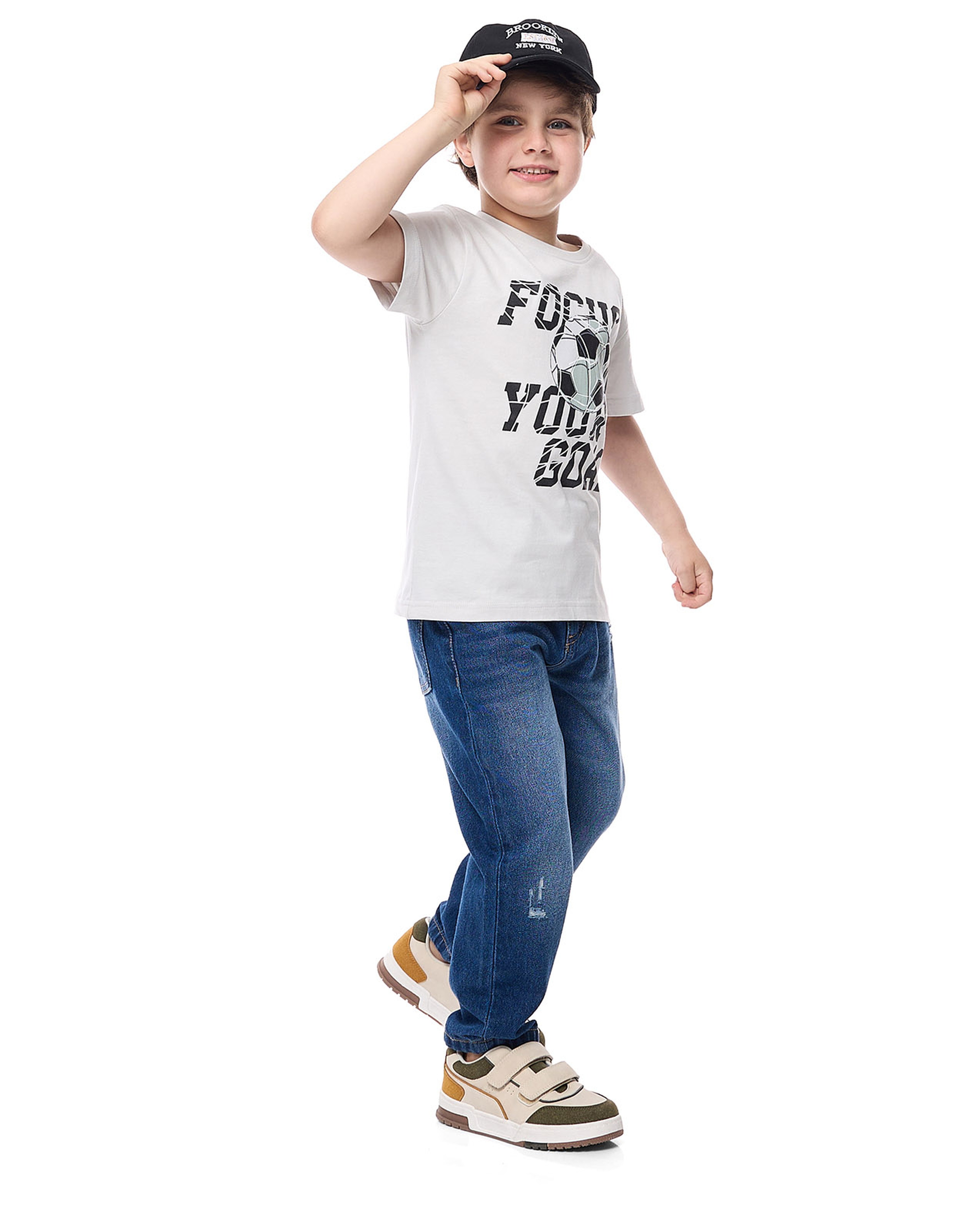 بنطال جينز بقصة مستقيمة بزر