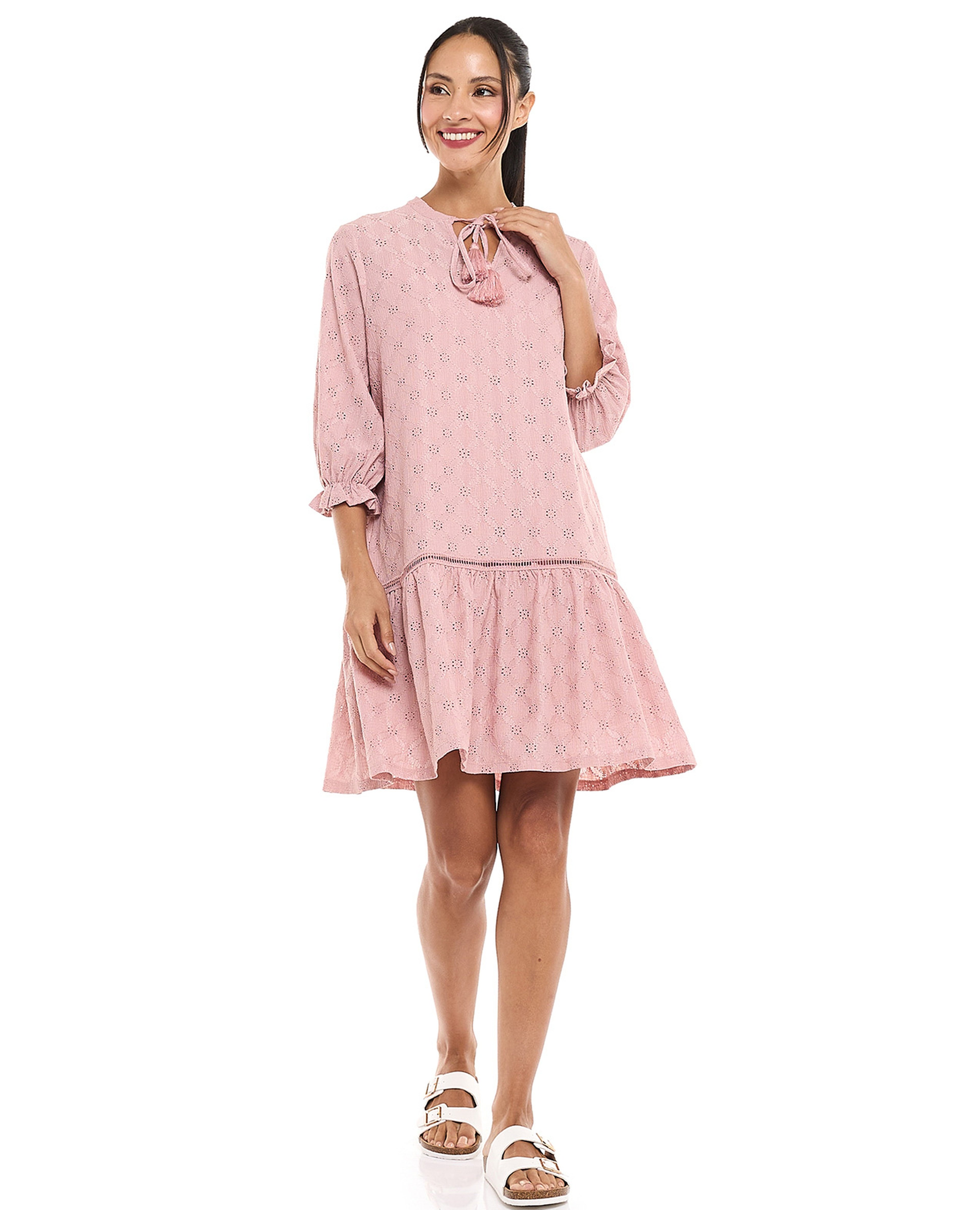 فستان ميني شيفلي بياقة قابلة للربط وأكمام ٣/٤