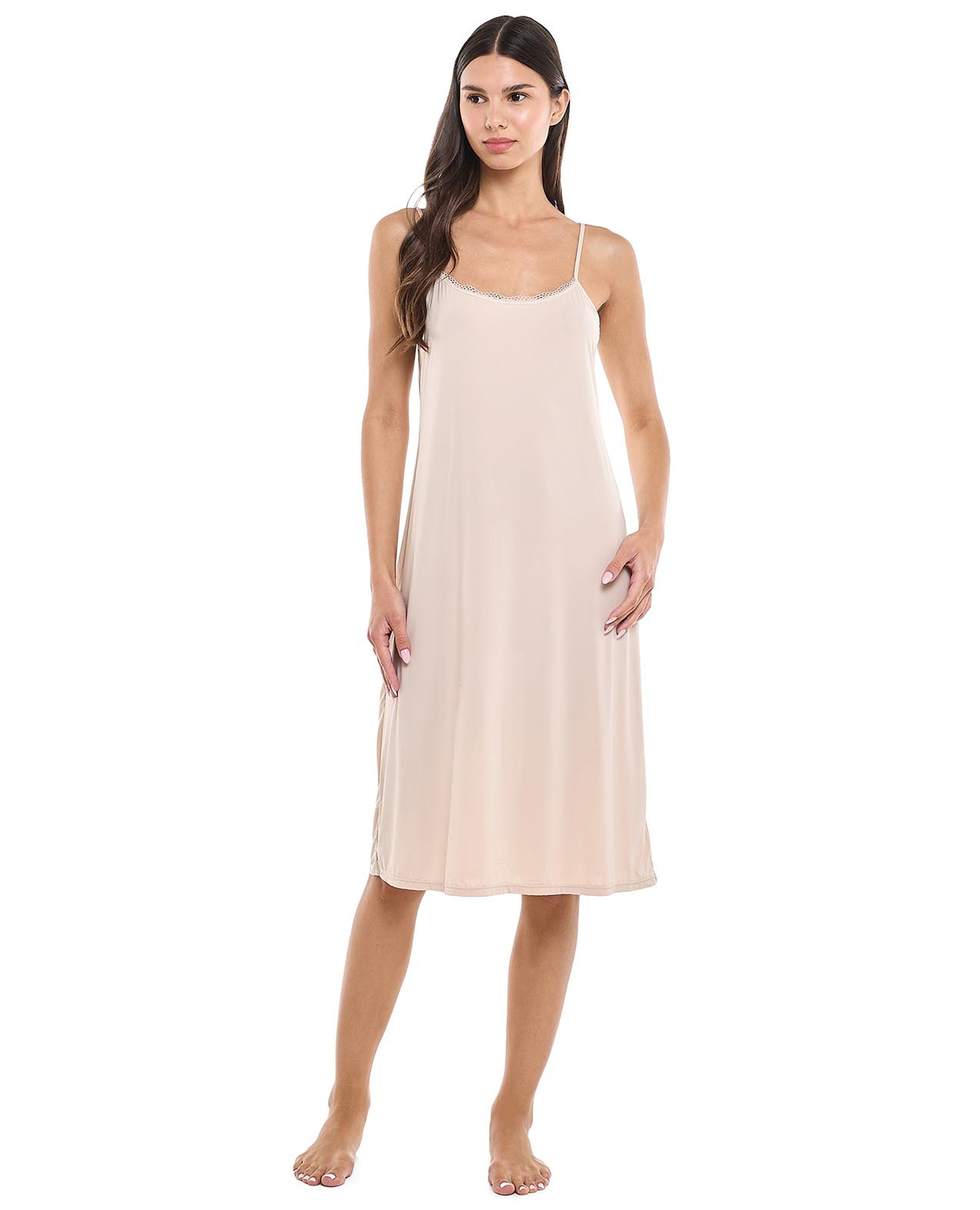 قميص نوم مزين بالدانتيل بحمالات وياقة دائرية