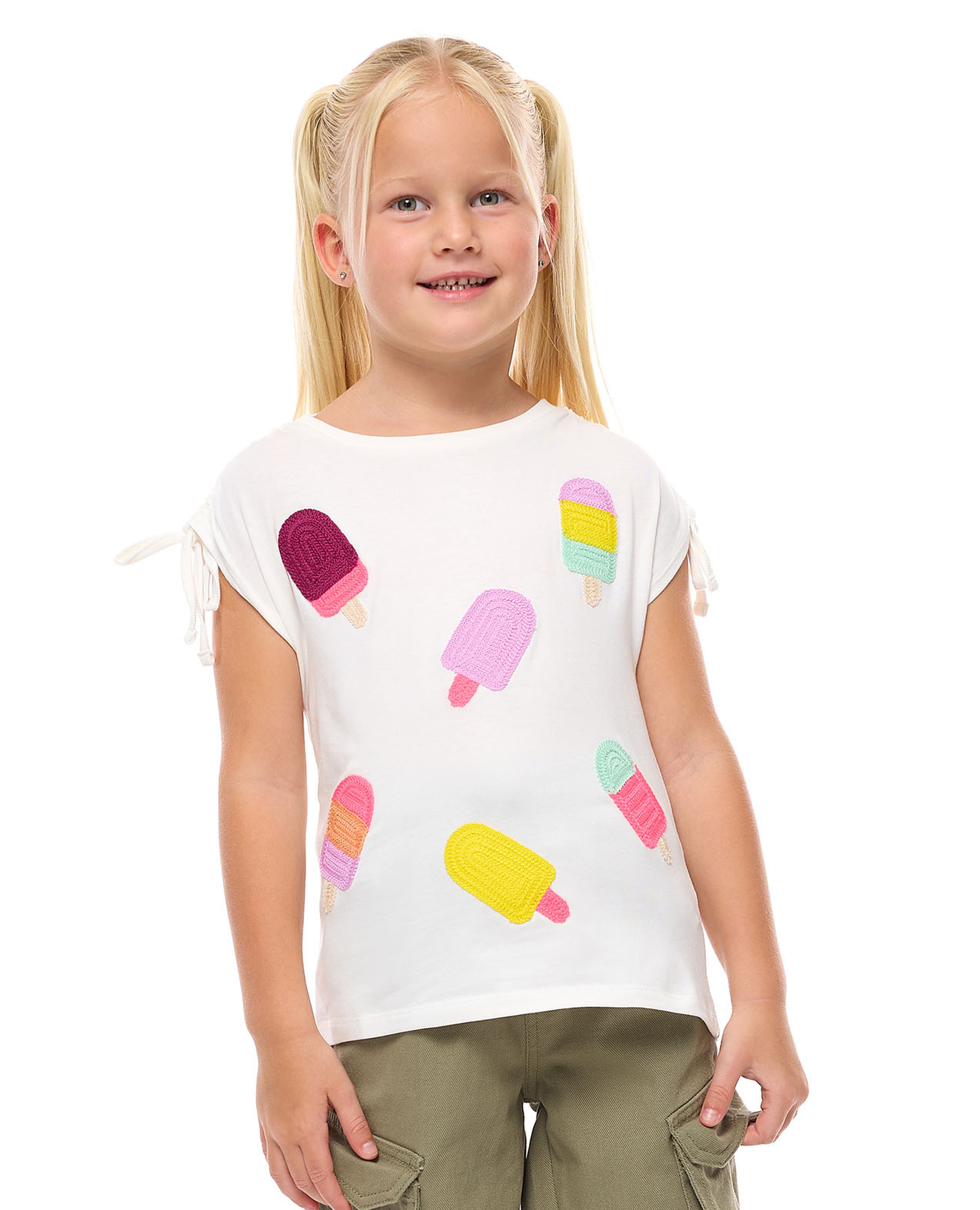 توب مطرز بياقة مستديرة وأكمام قصيرة