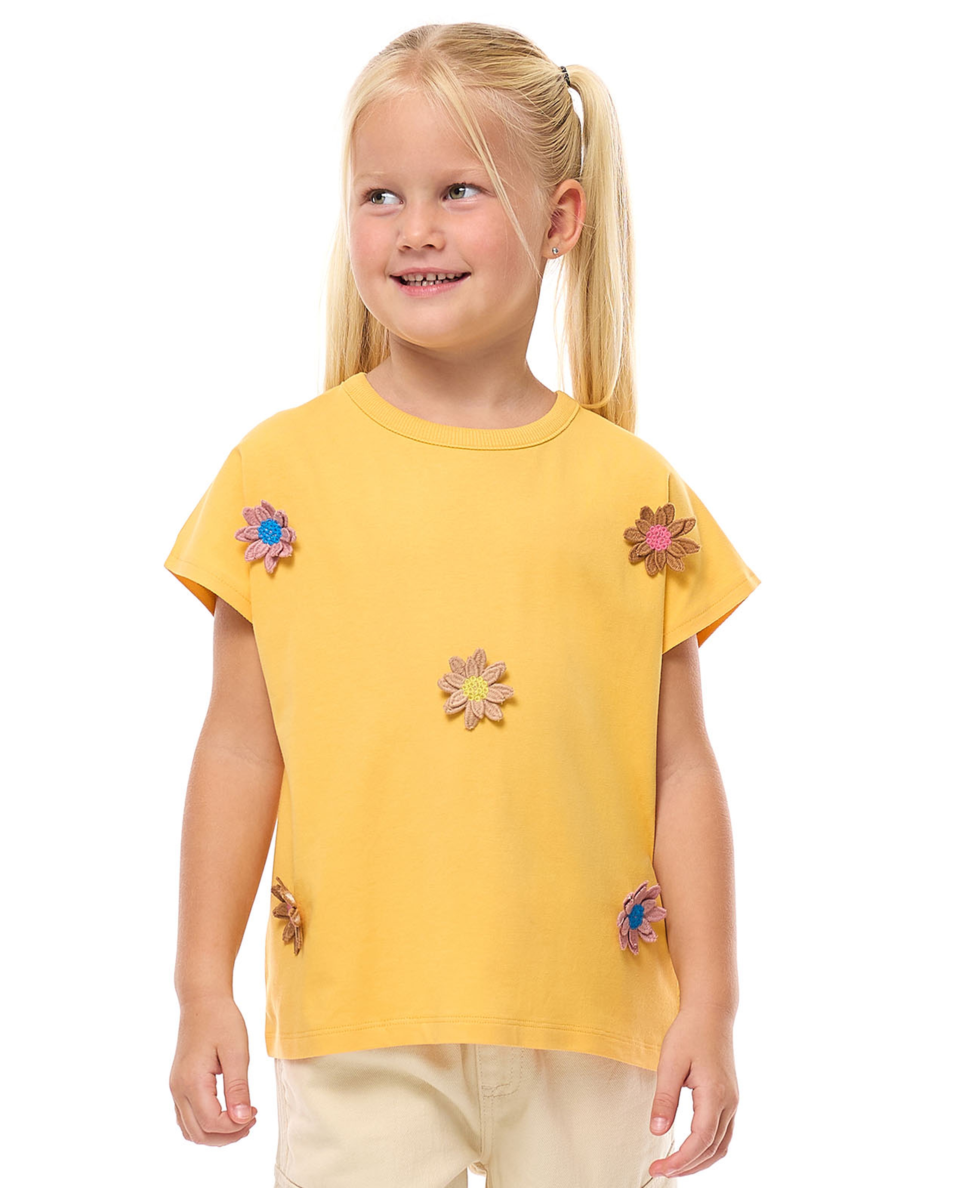 تيشيرت مزين بياقة مستديرة وأكمام قصيرة