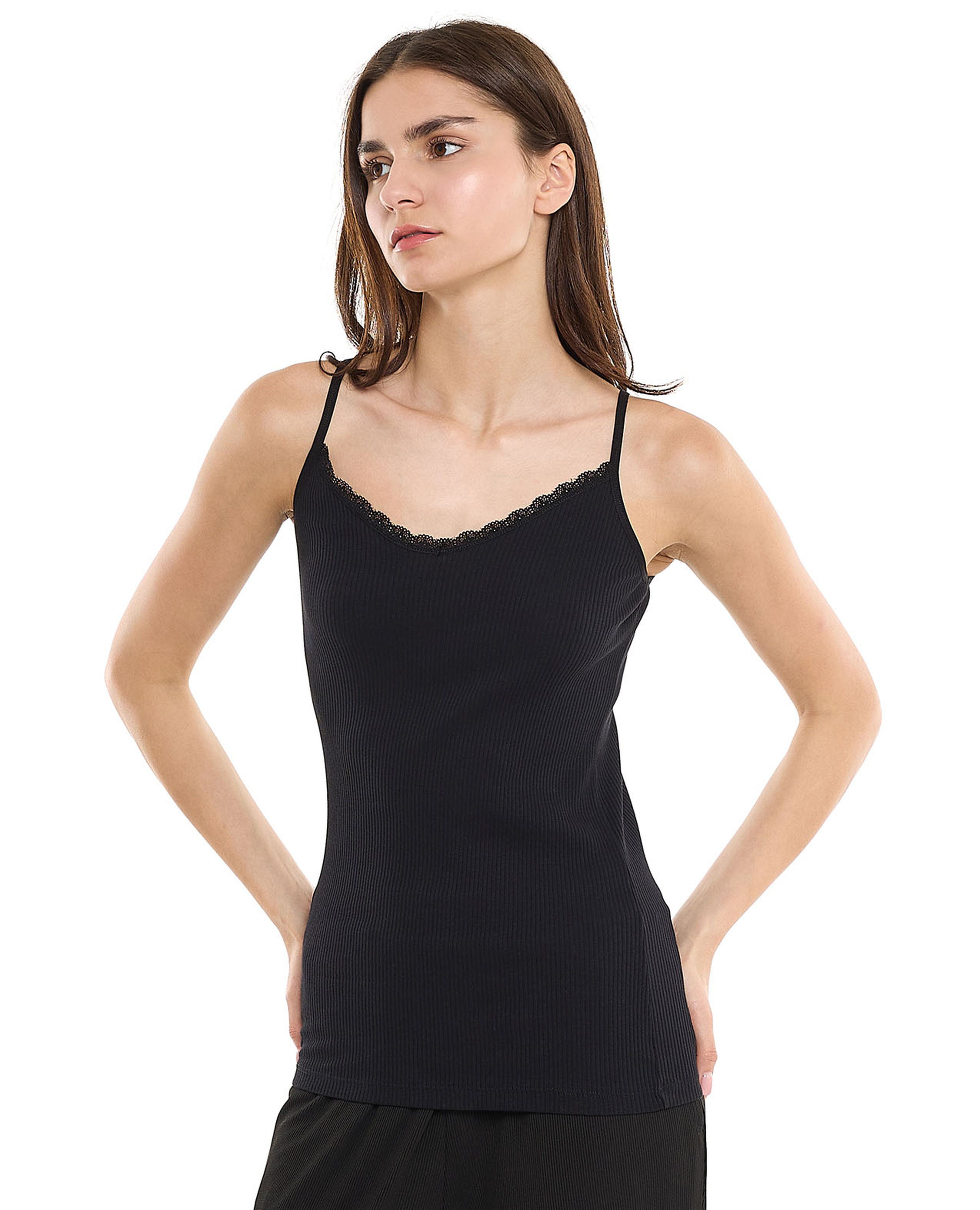 توب حمالة مرنة بحافة دانتيل وياقة V