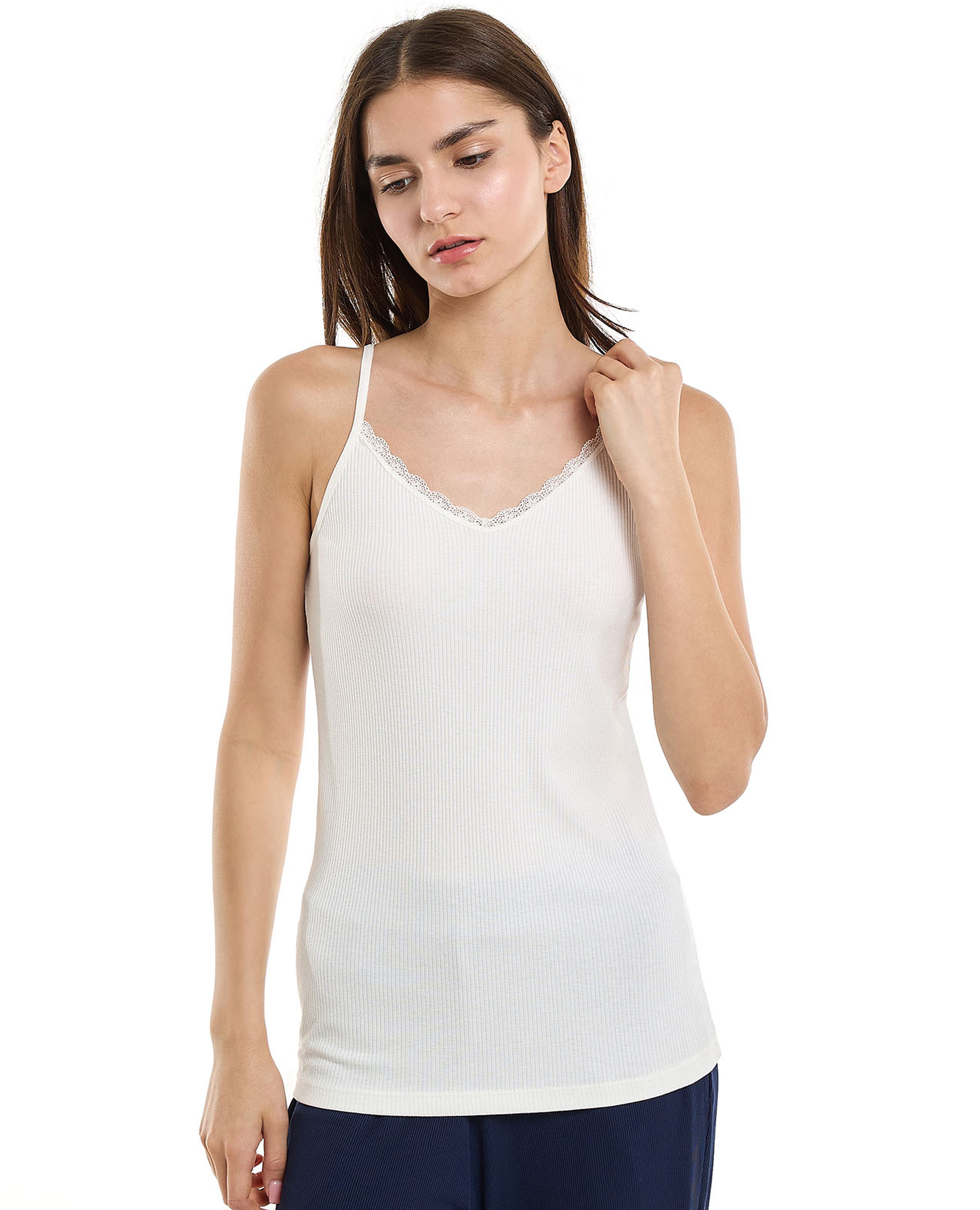 توب حمالة مرنة بحافة دانتيل وياقة V