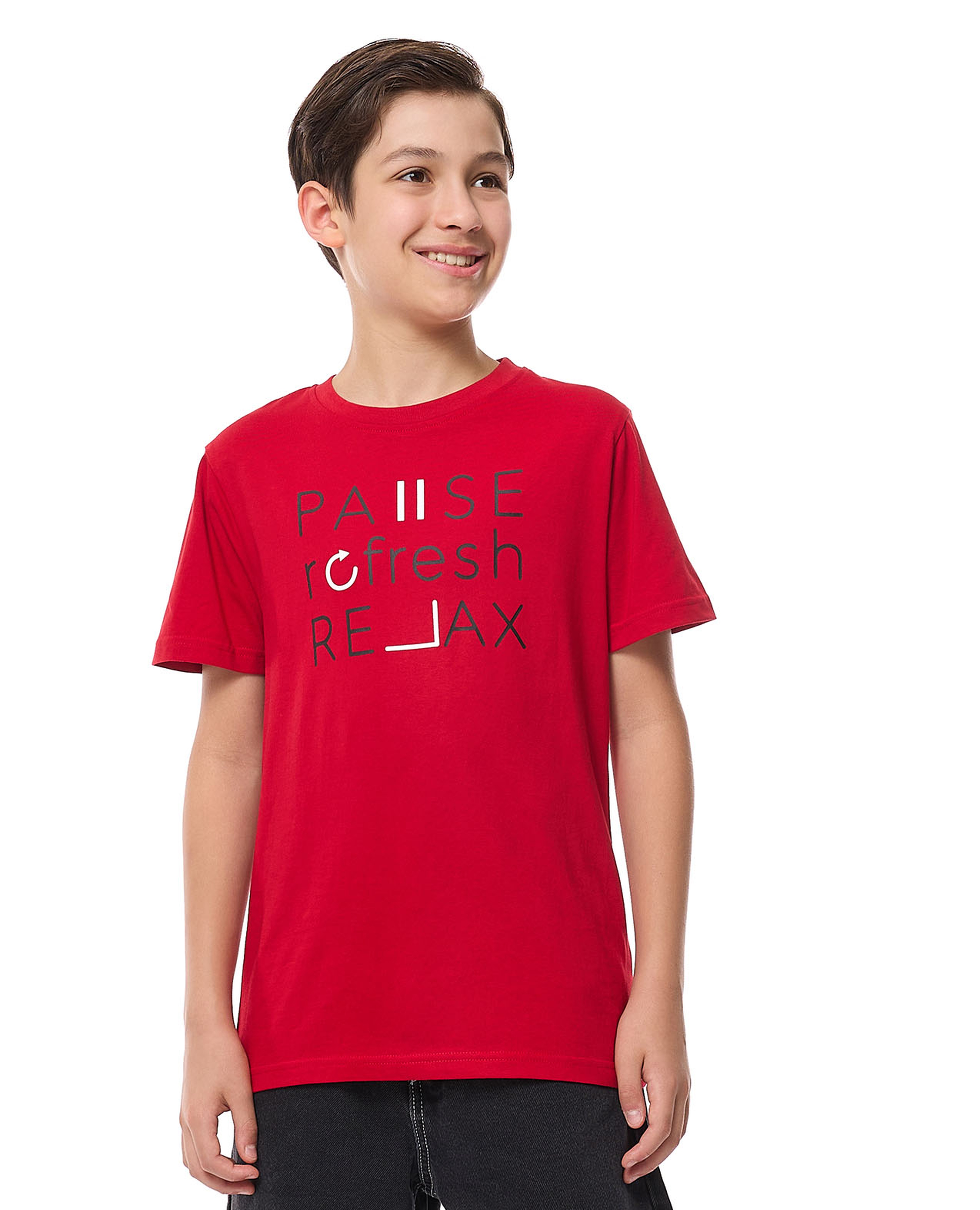 تيشيرت بطبعة وياقة مستديرة وأكمام قصيرة