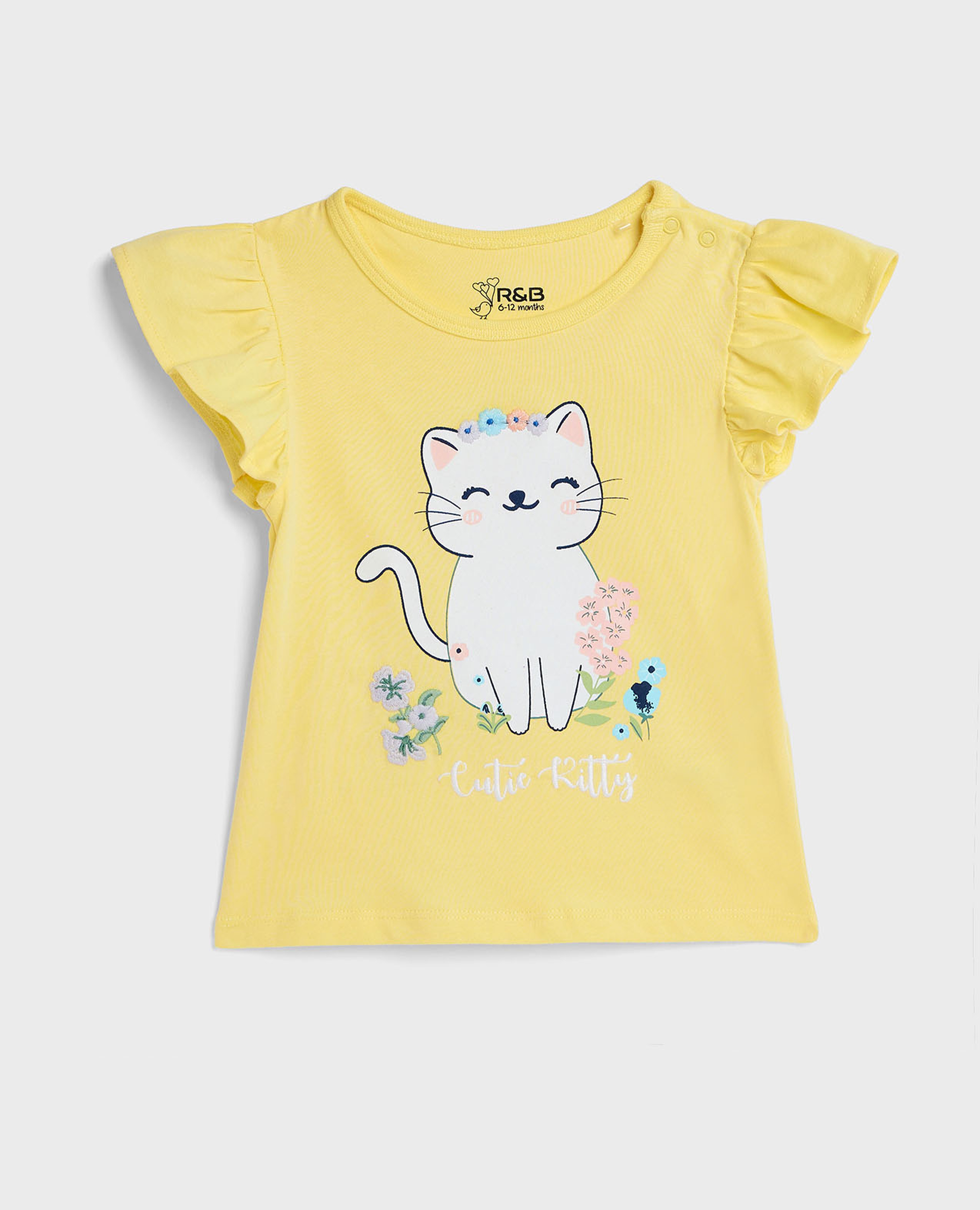 توب بطبعة وياقة مستديرة وأكمام مكشكشة