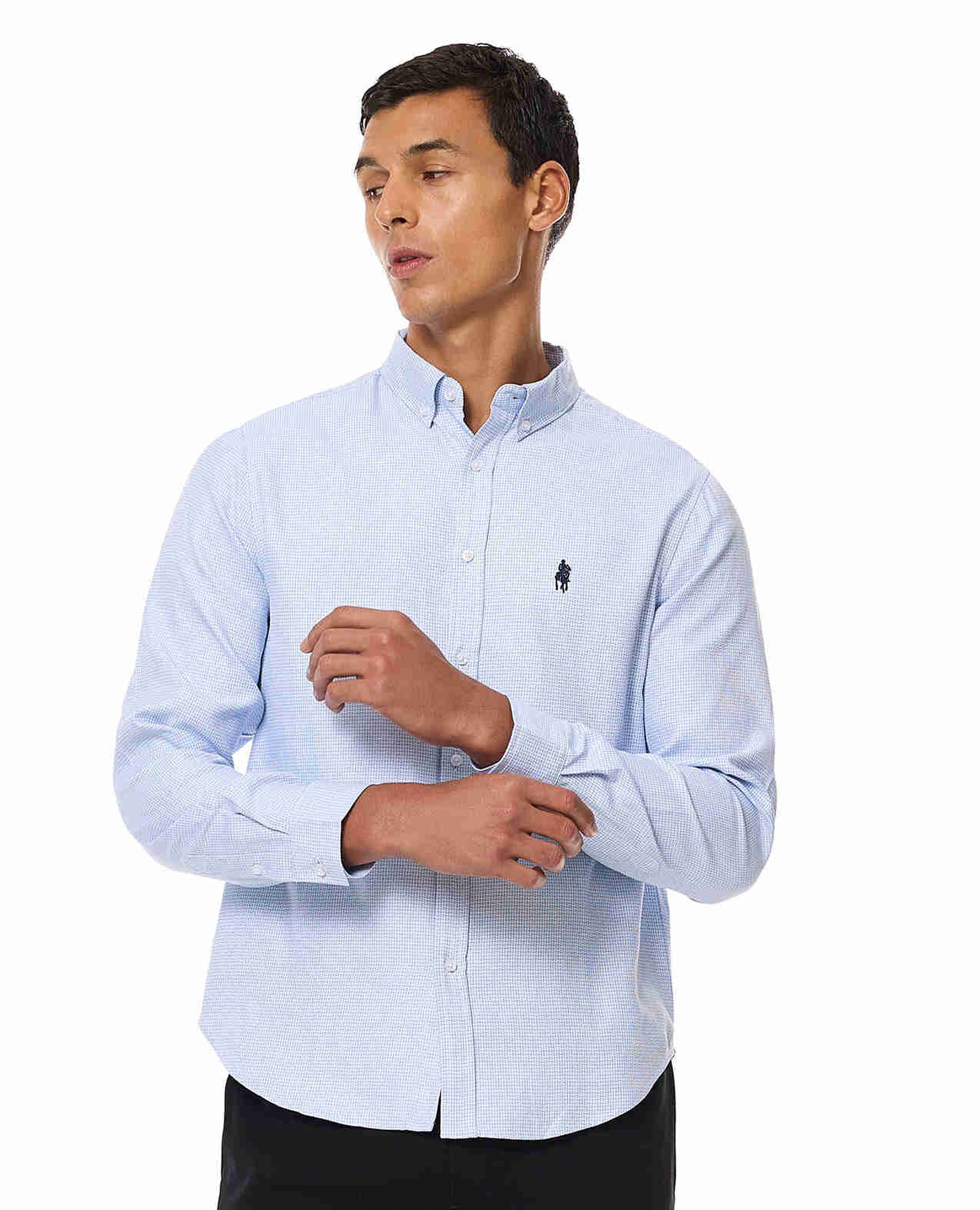 قميص بأكمام طويلة وأزرار