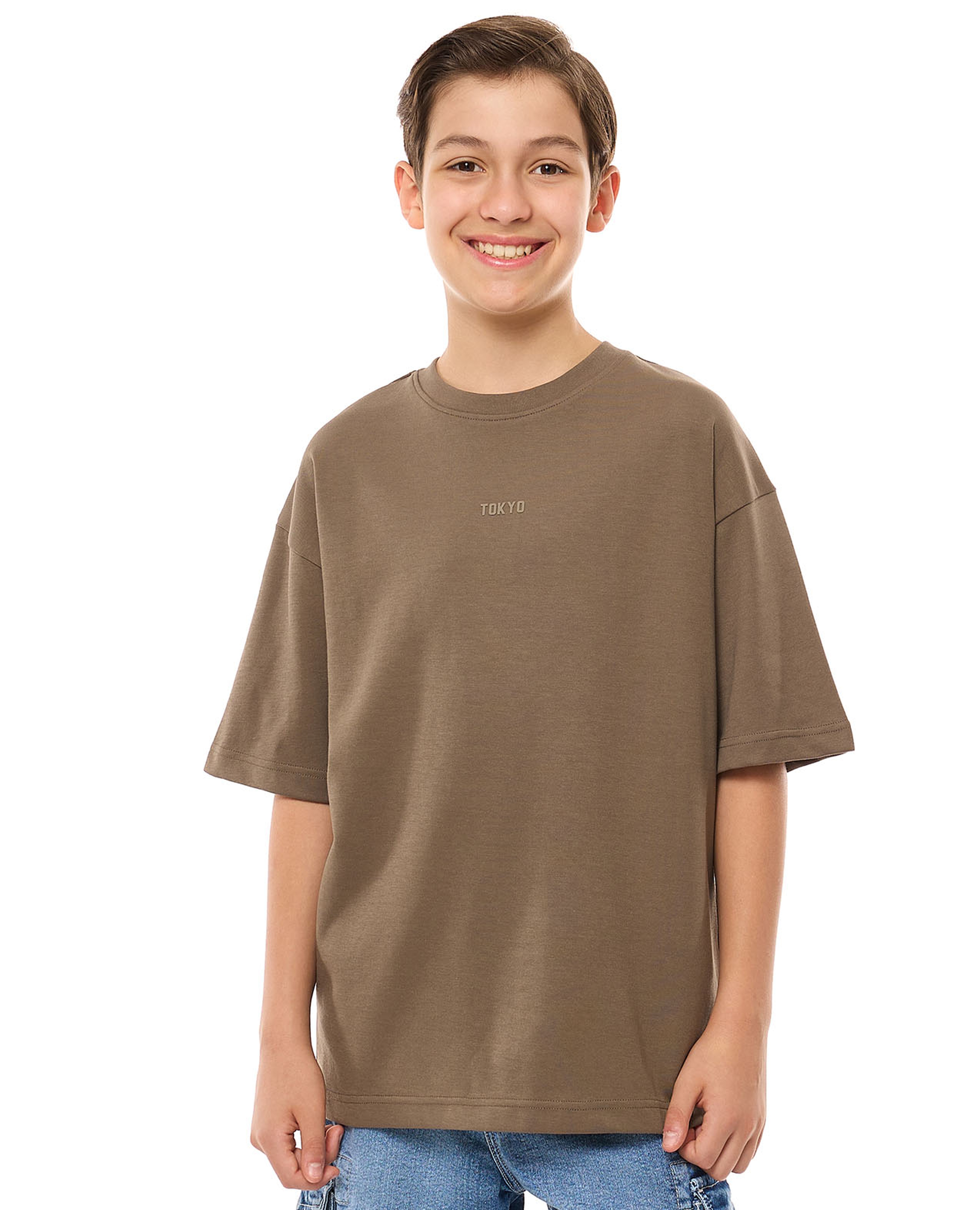 تيشيرت واسع بياقة مستديرة وأكمام قصيرة