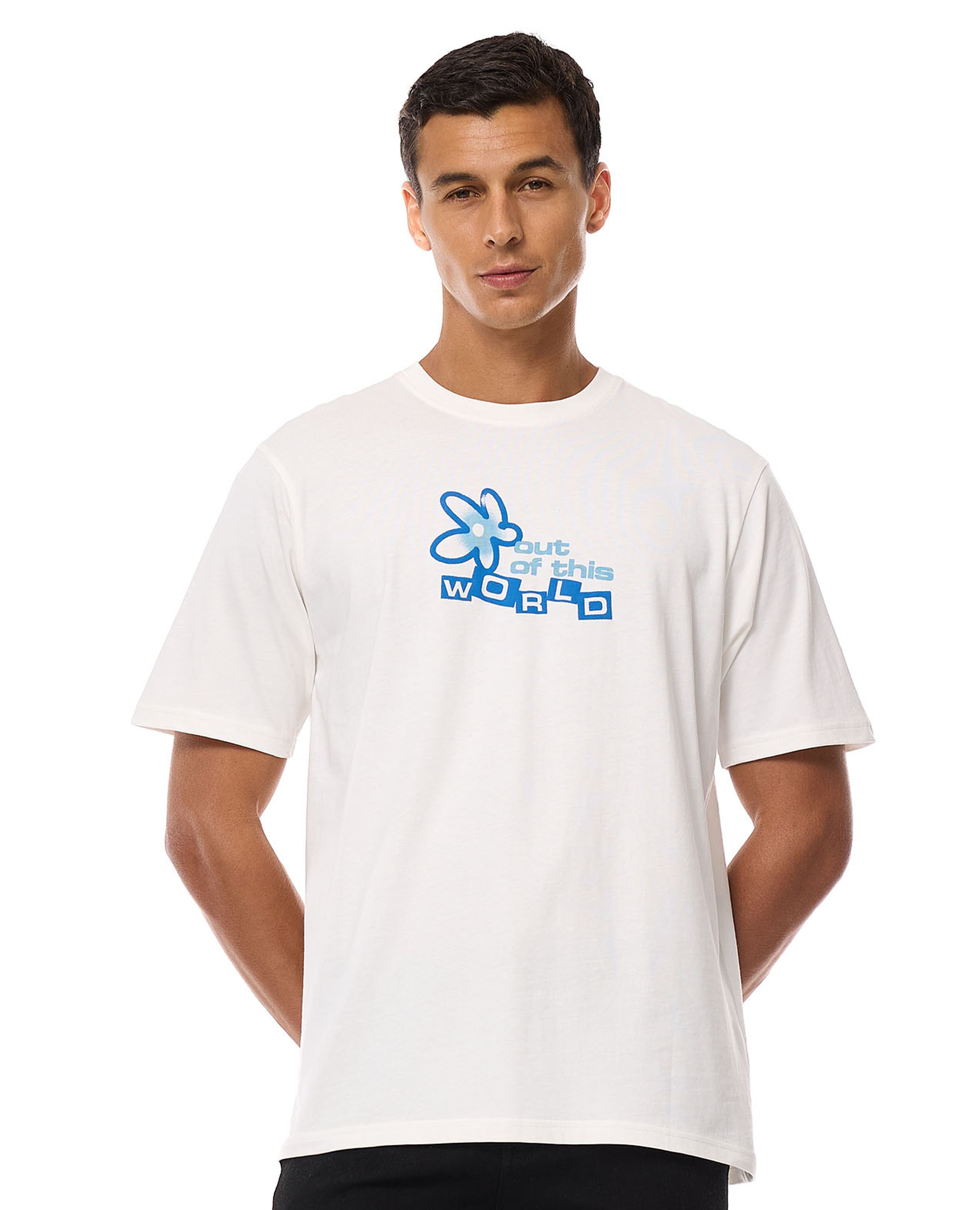 تيشيرت بطبعة وياقة مستديرة وأكمام قصيرة