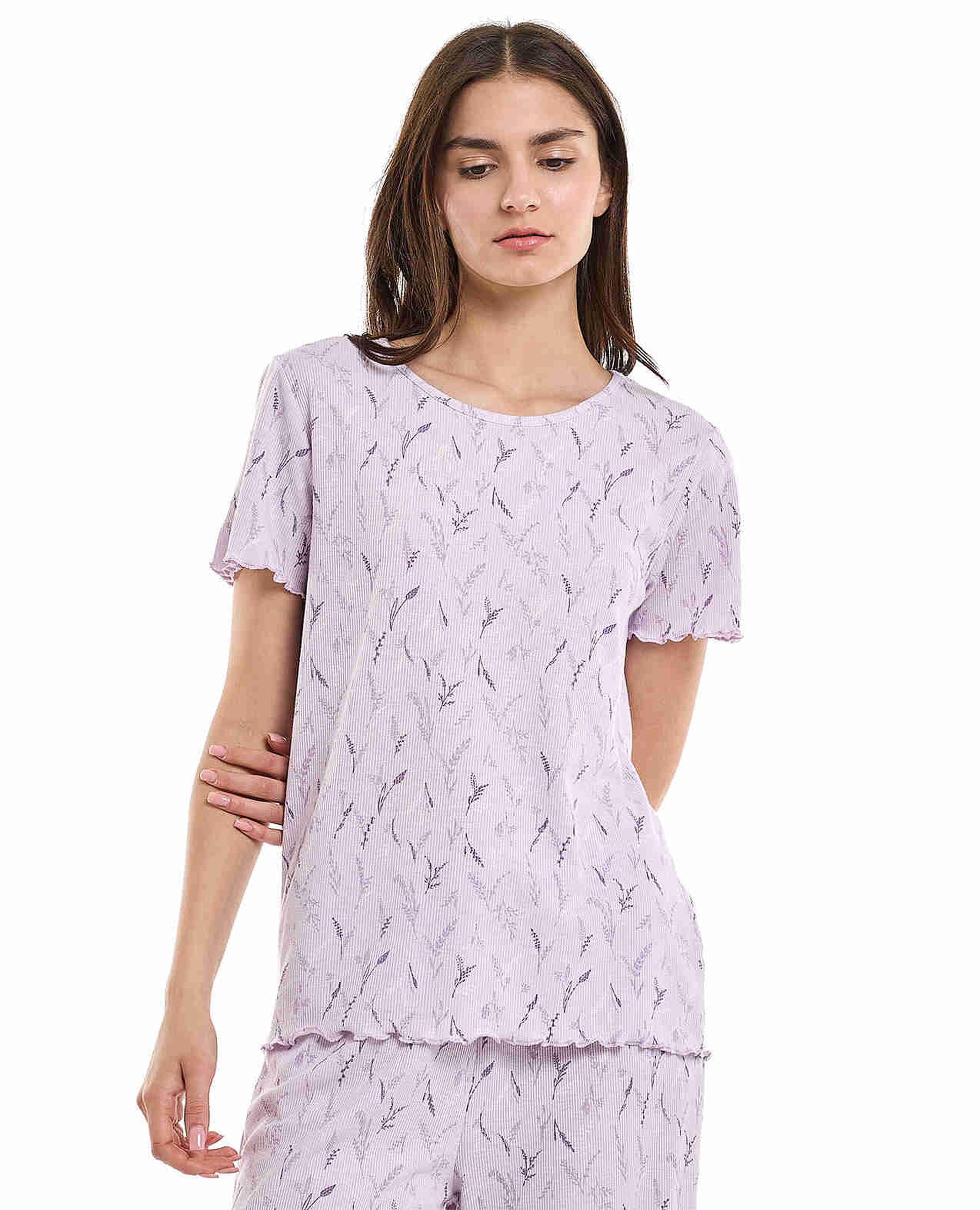 توب نوم بطبعة وياقة مستديرة وأكمام قصيرة