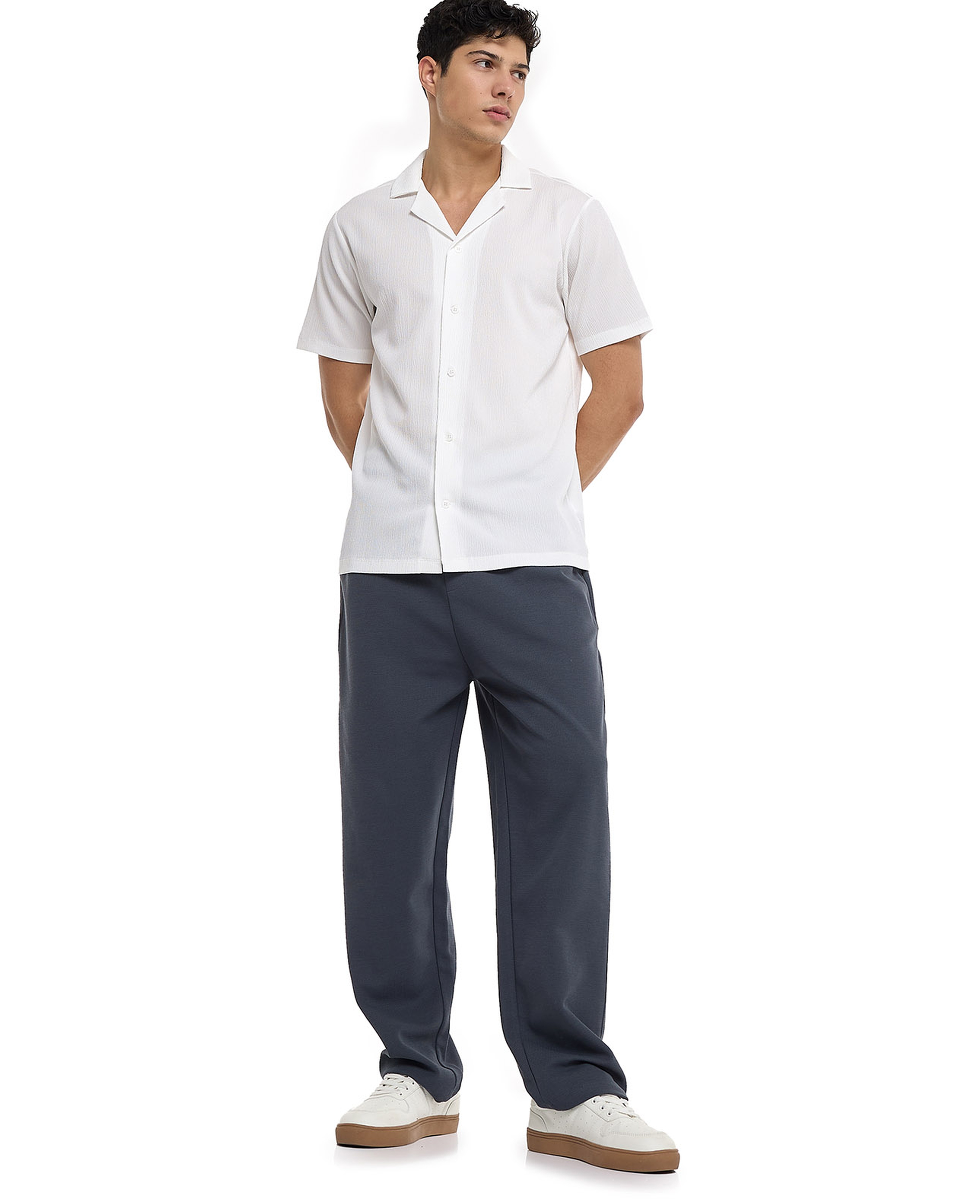 قميص بياقة ريفر وأكمام قصيرة