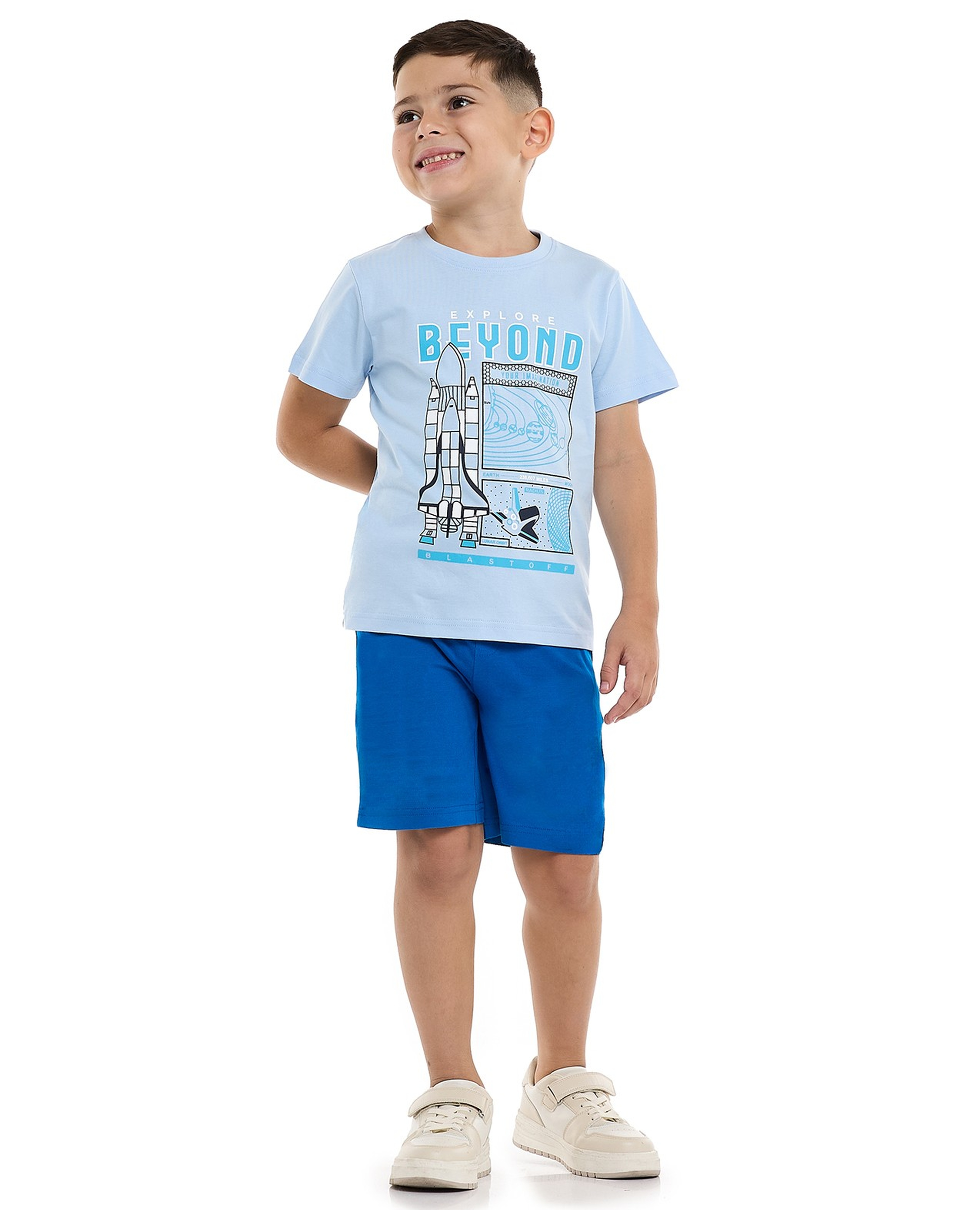 تيشيرت بطبعة بياقة مستديرة وأكمام قصيرة