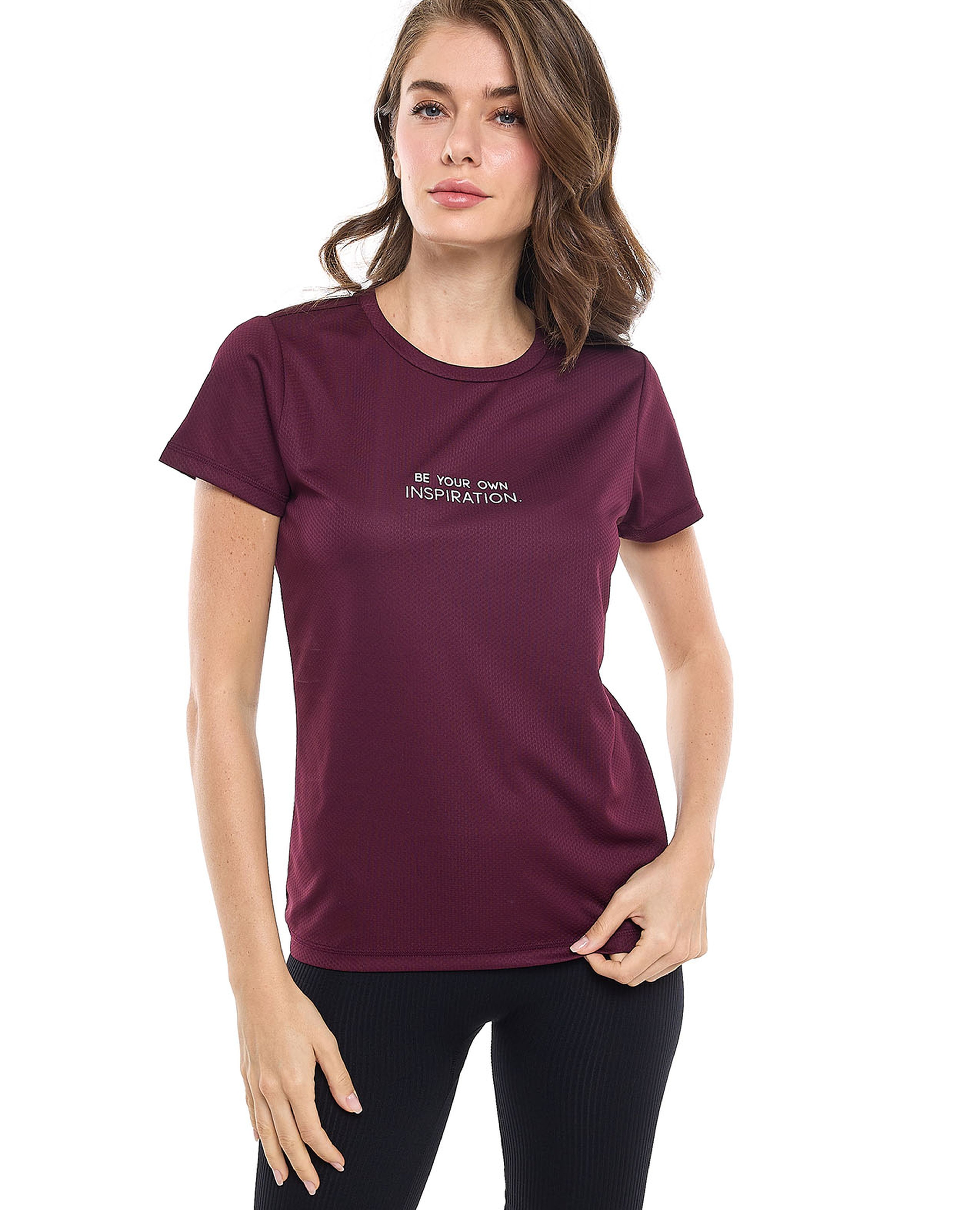 تيشيرت رياضي بطبعة بياقة مستديرة وأكمام قصيرة