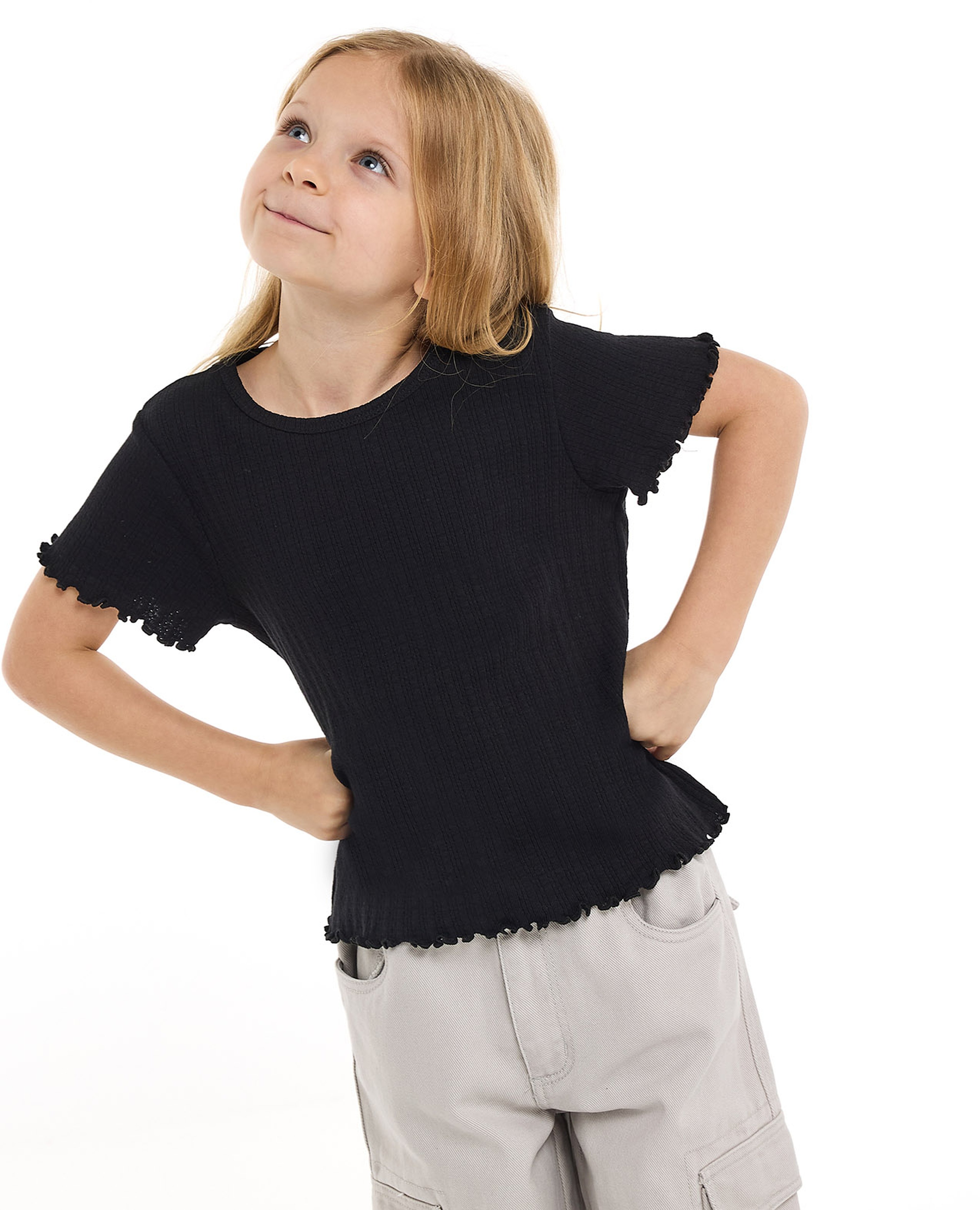 توب برقبة مستديرة وأكمام قصيرة