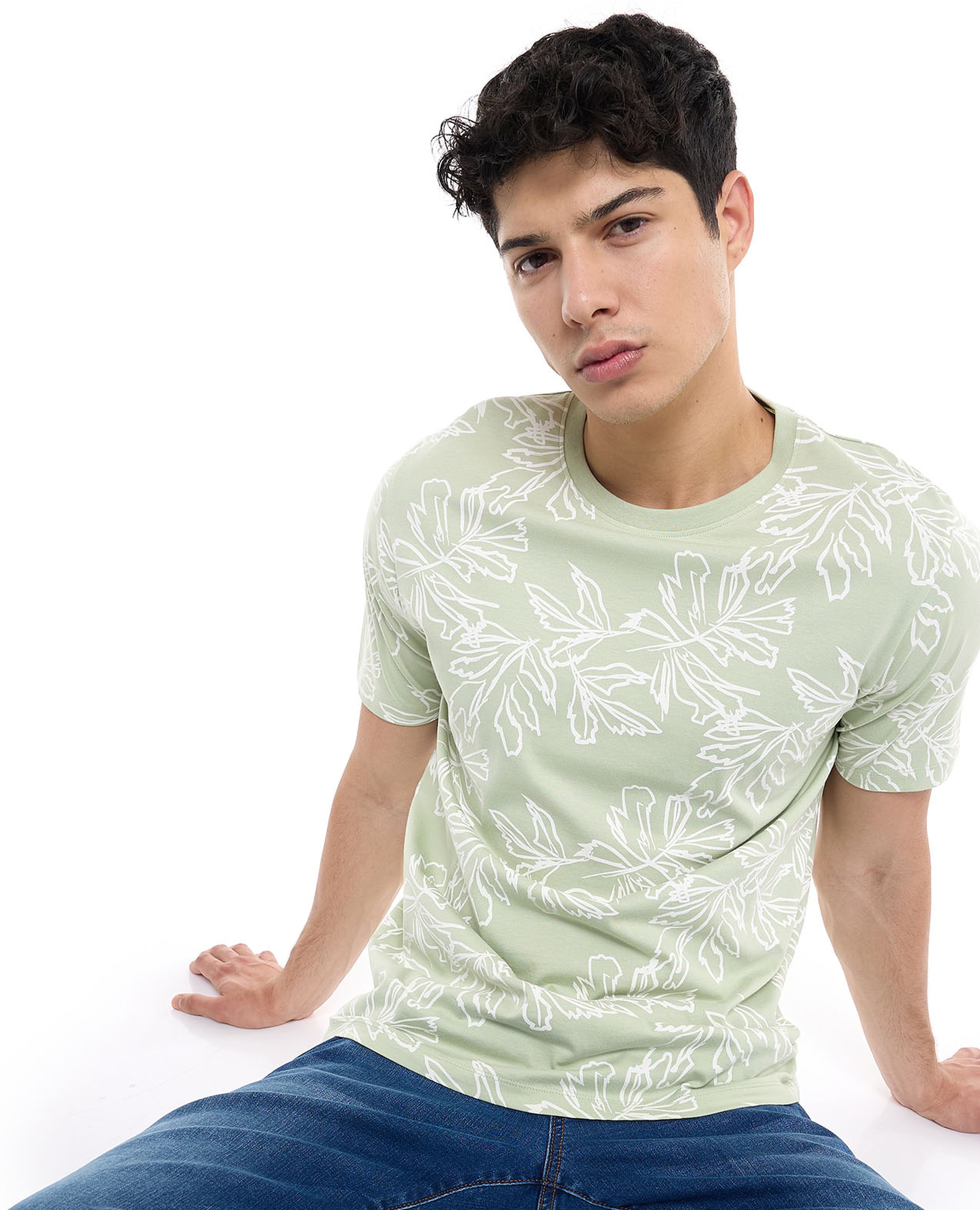 تيشيرت بطبعة برقبة مستديرة وأكمام قصيرة