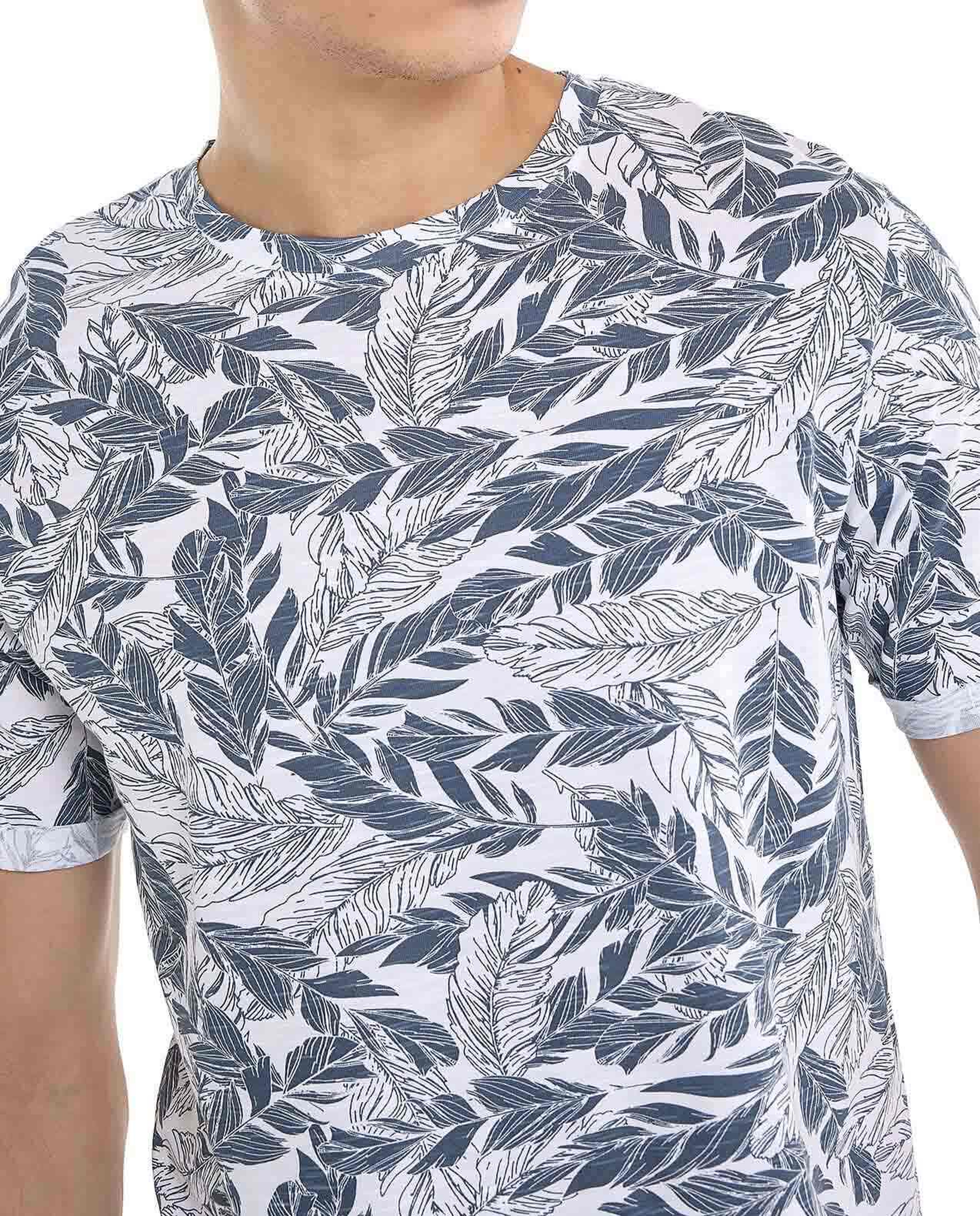 تيشيرت بطبعة برقبة مستديرة وأكمام قصيرة