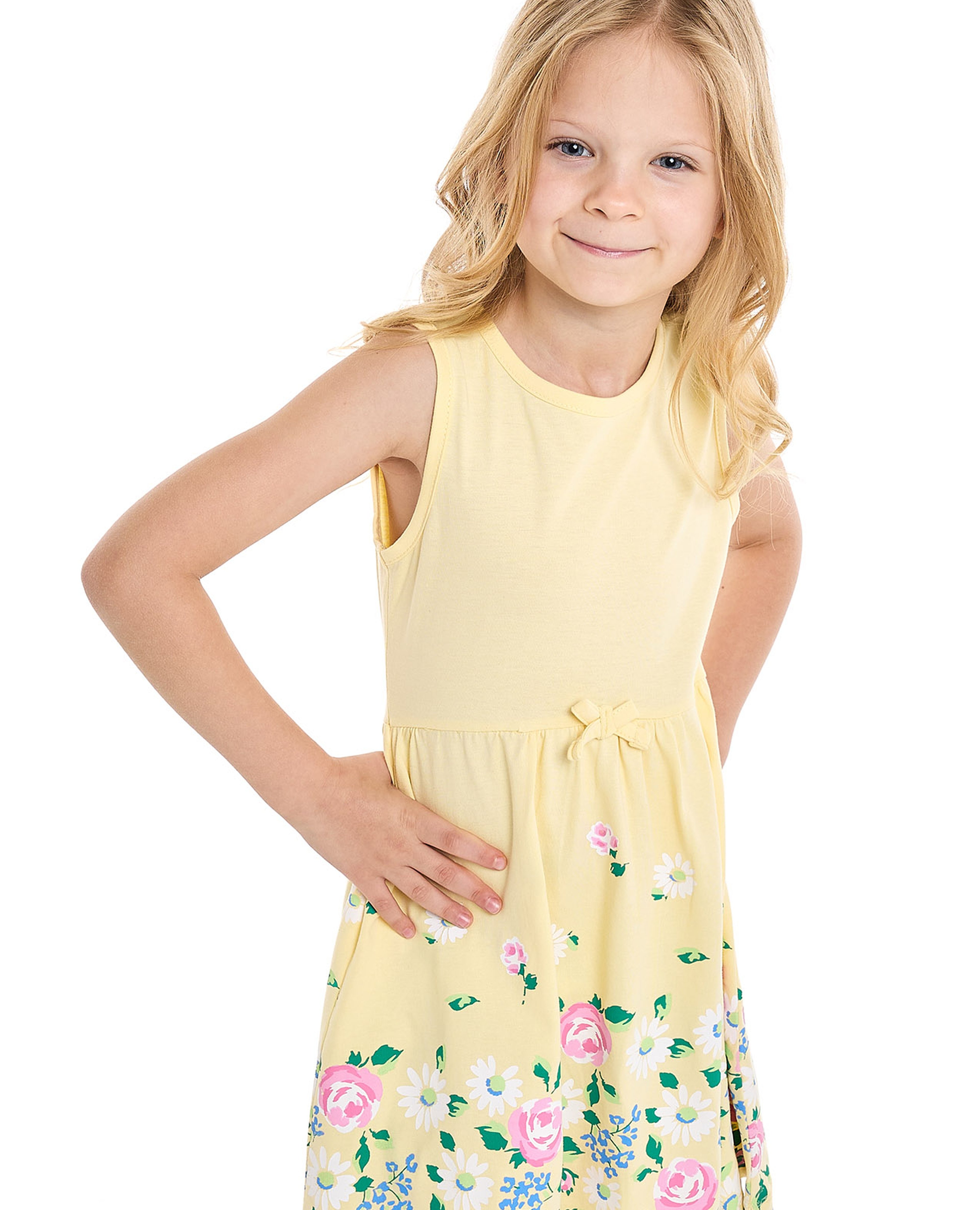 فستان بطبعة ورود بدون أكمام وبرقبة مستديرة