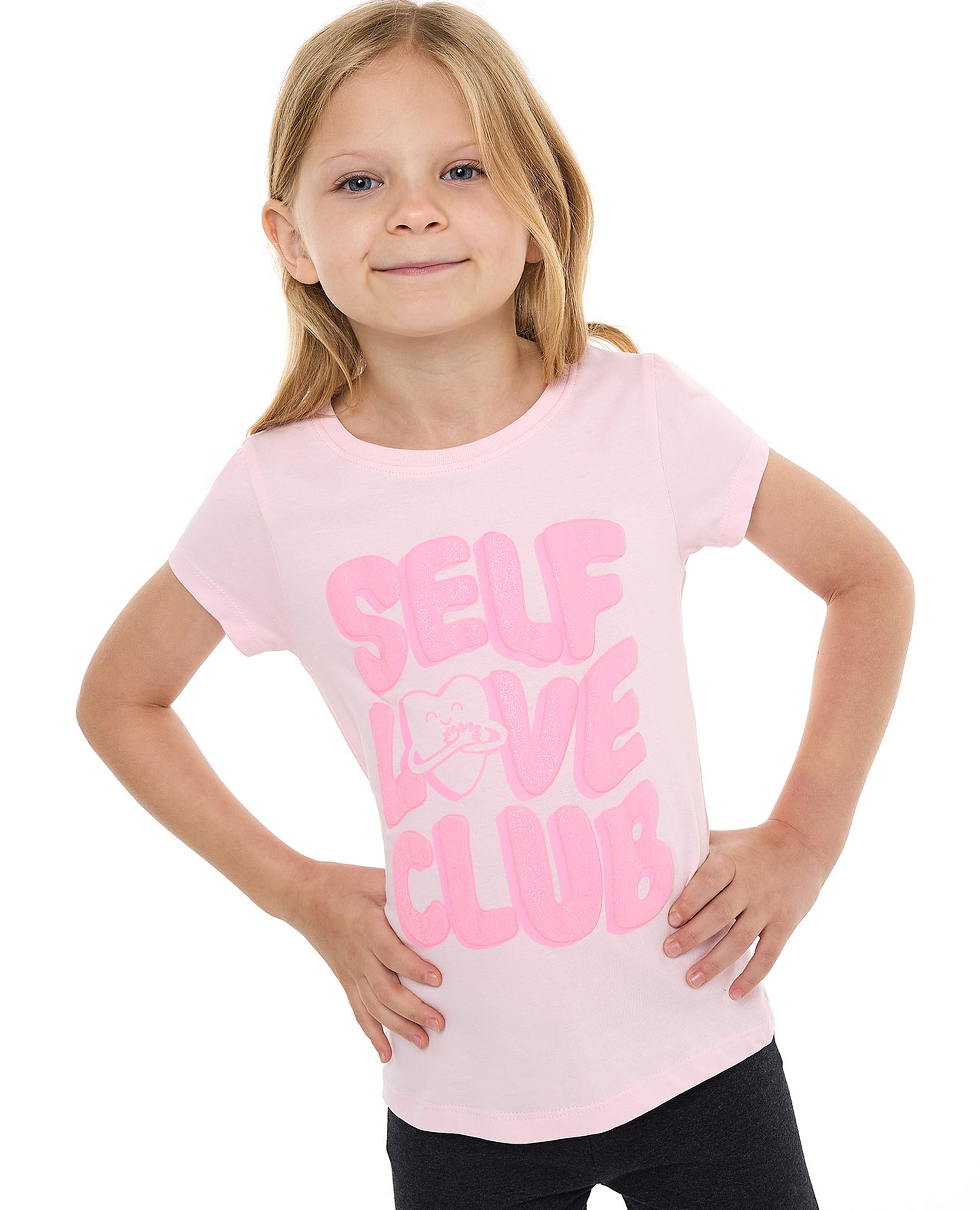 تيشيرت بطبعة كتابة برقبة مستديرة وأكمام قصيرة