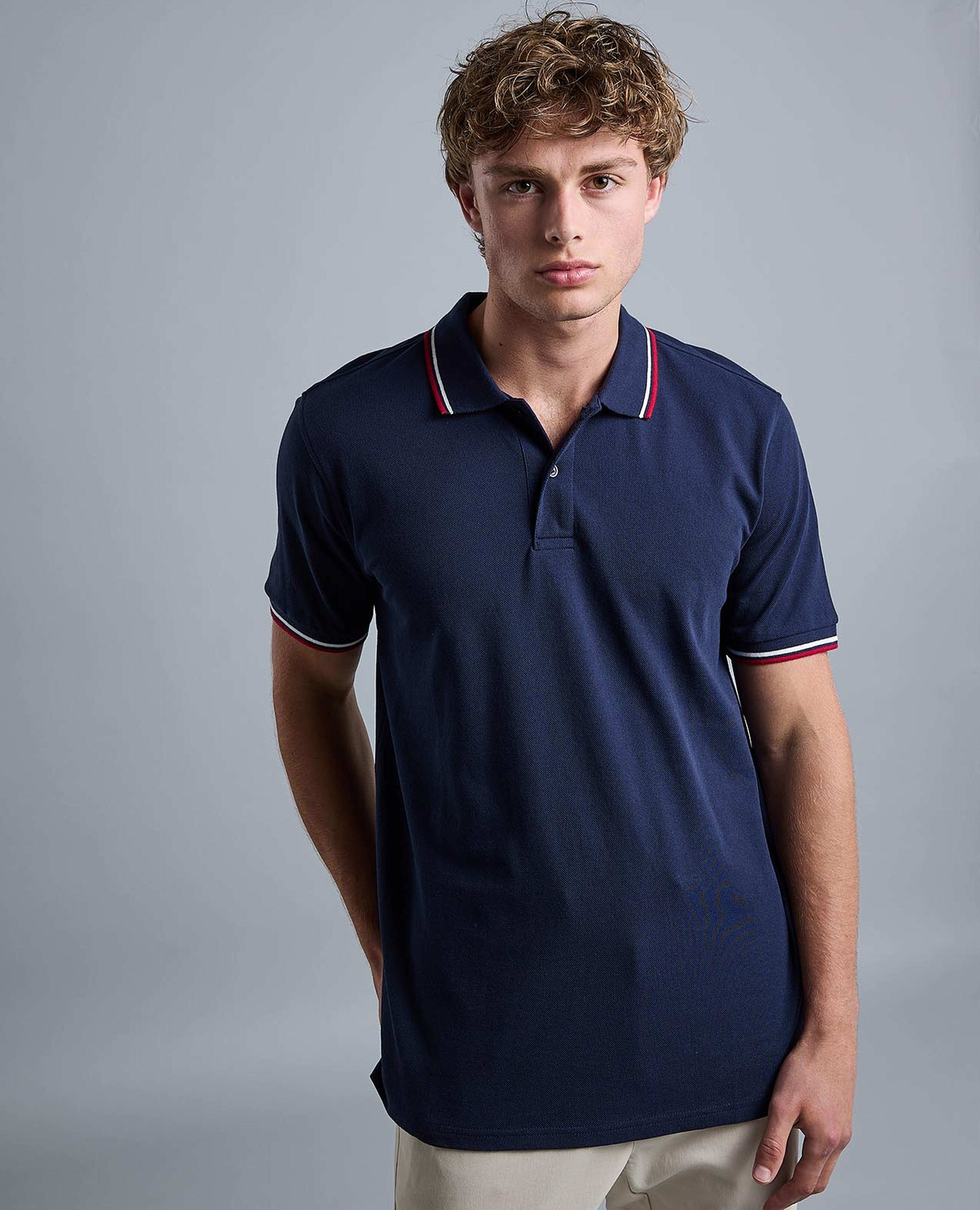 تيشيرت بولو بياقة قميص وأكمام قصيرة