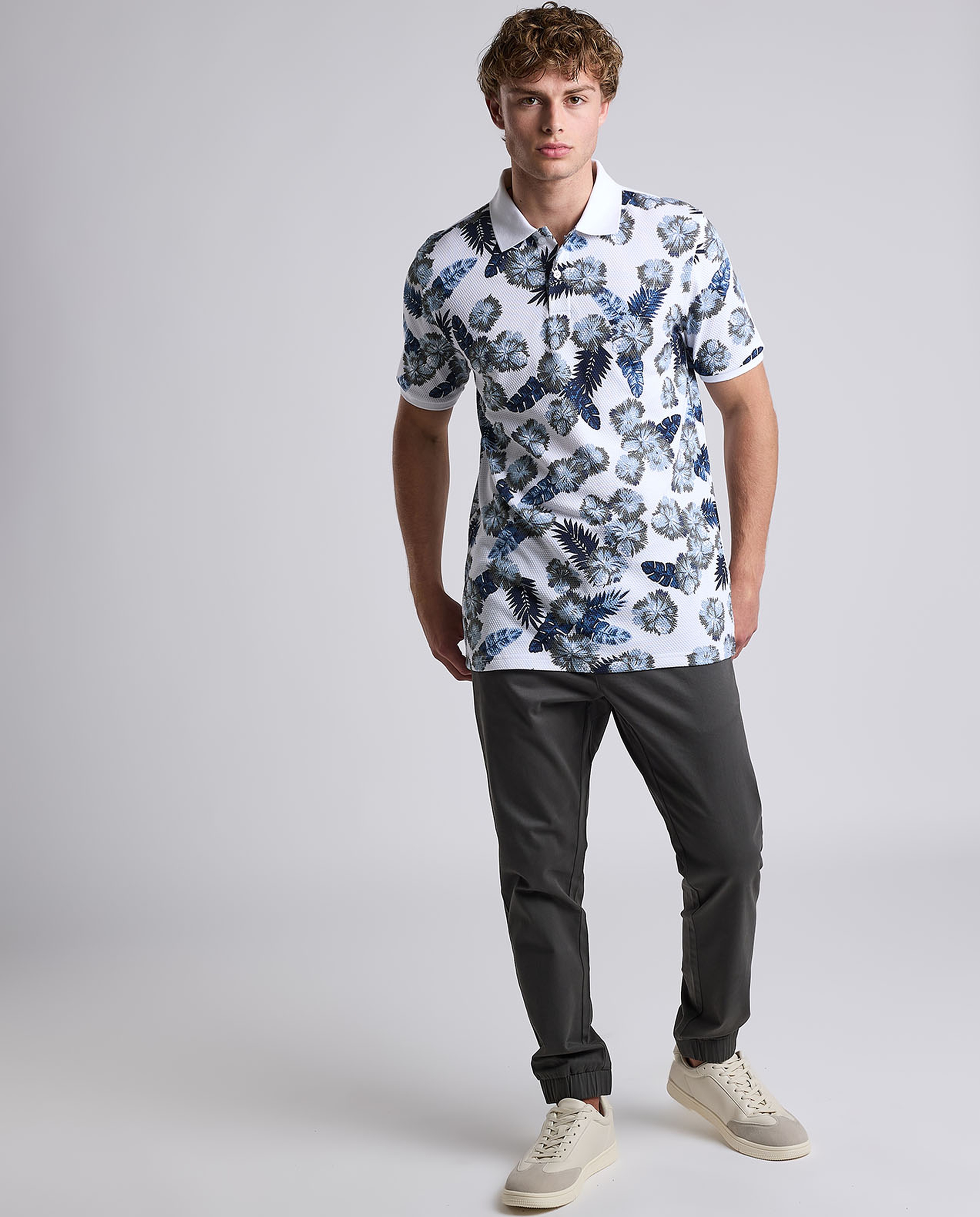 تيشيرت بولو منقوش بياقة قميص وأكمام قصيرة