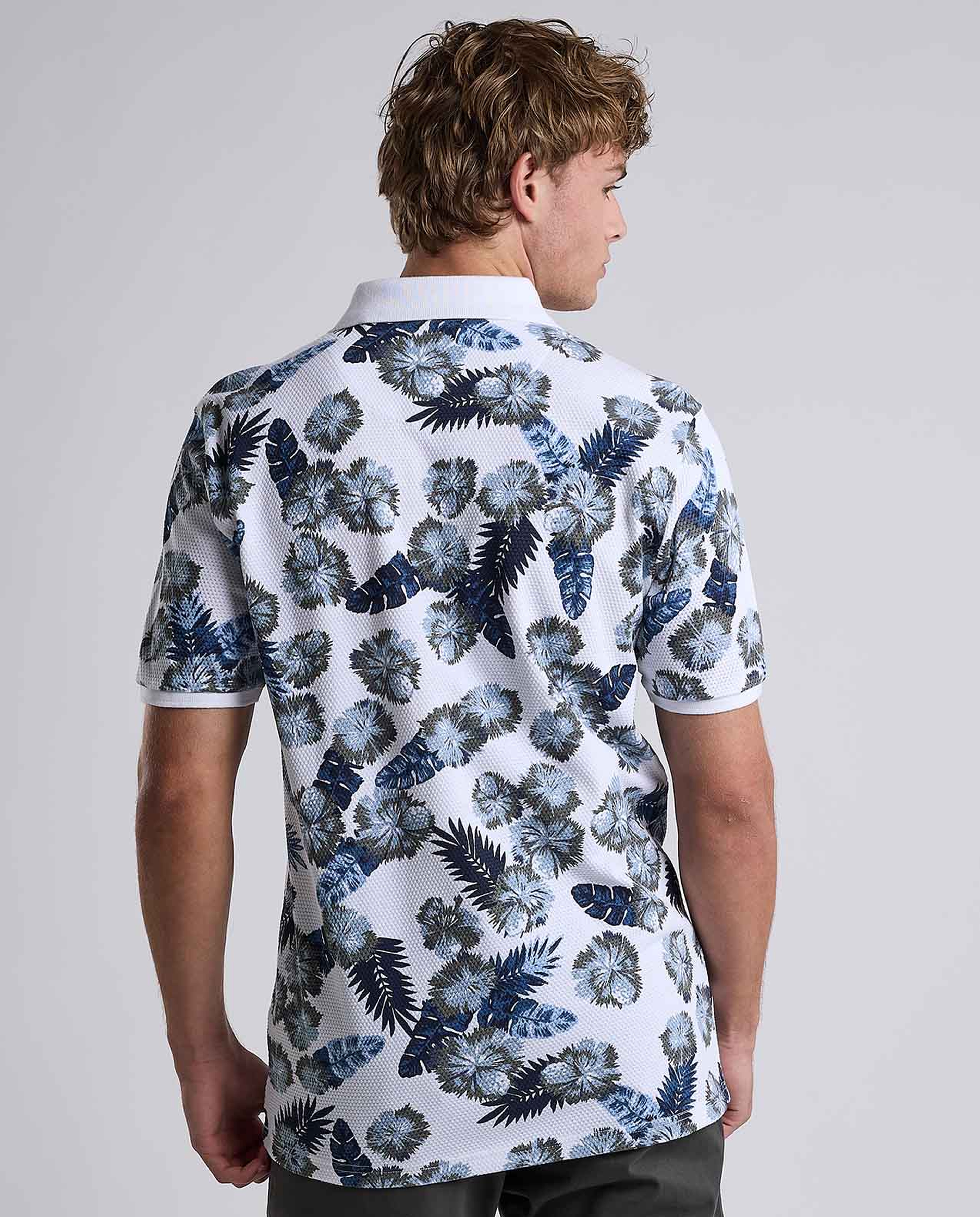 تيشيرت بولو منقوش بياقة قميص وأكمام قصيرة