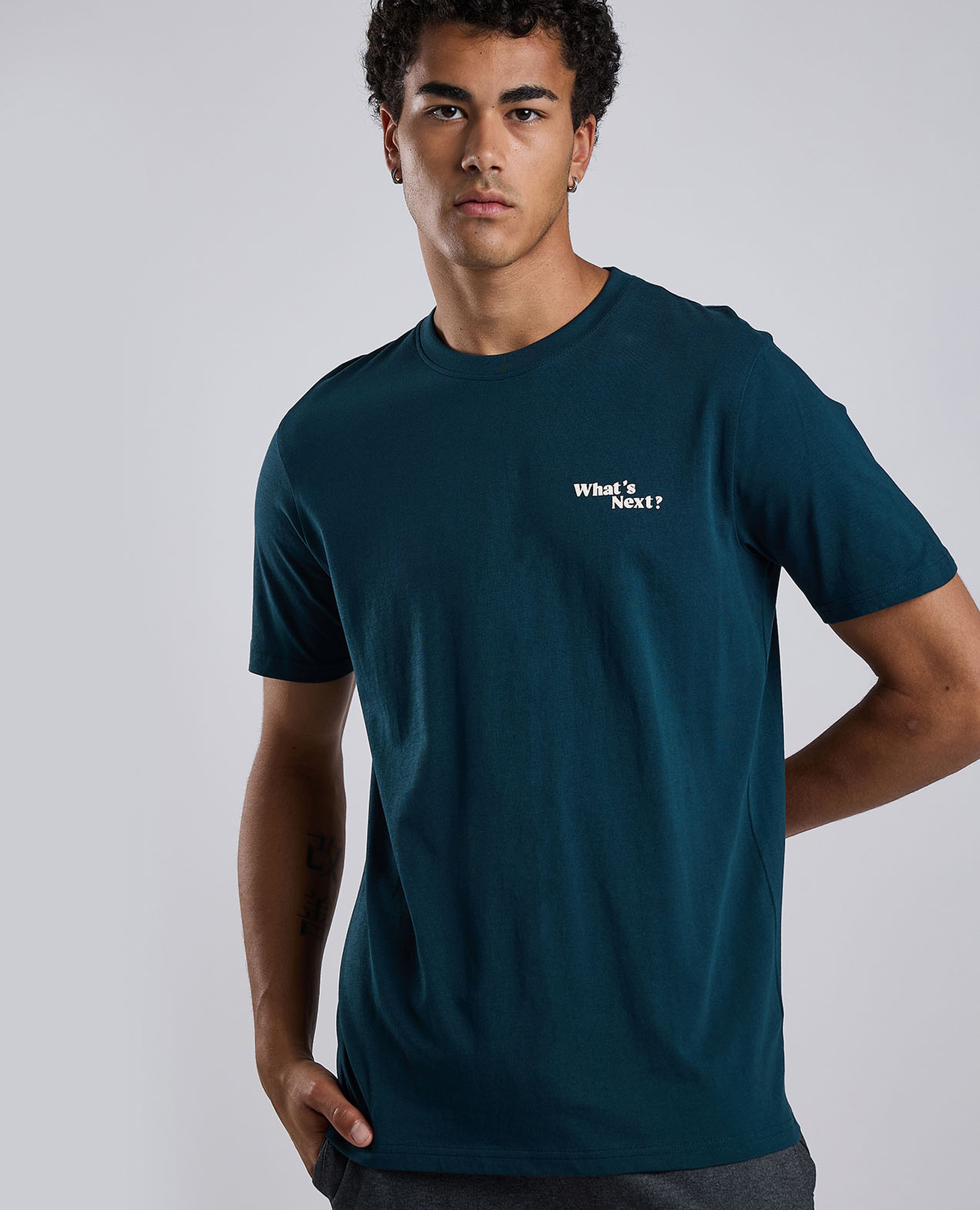 تيشيرت بطبعة برقبة مستديرة وأكمام قصيرة